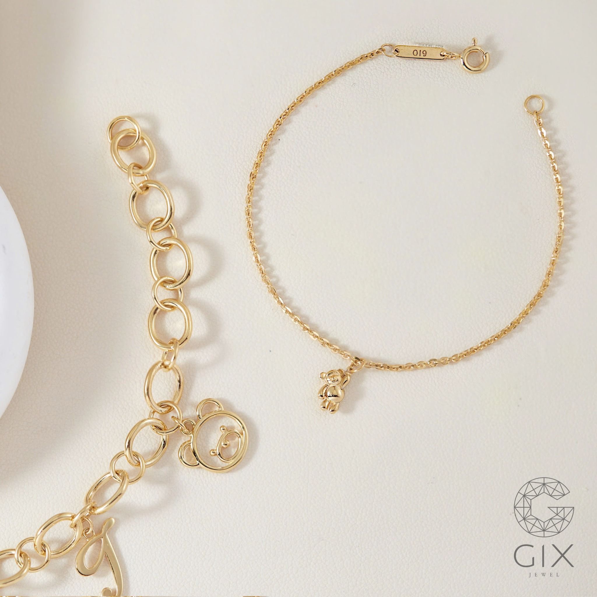 Lắc vàng 18k nữ đơn giản sợi chữ cong mảnh gắn charm vàng hình gấu dễ thương Gix