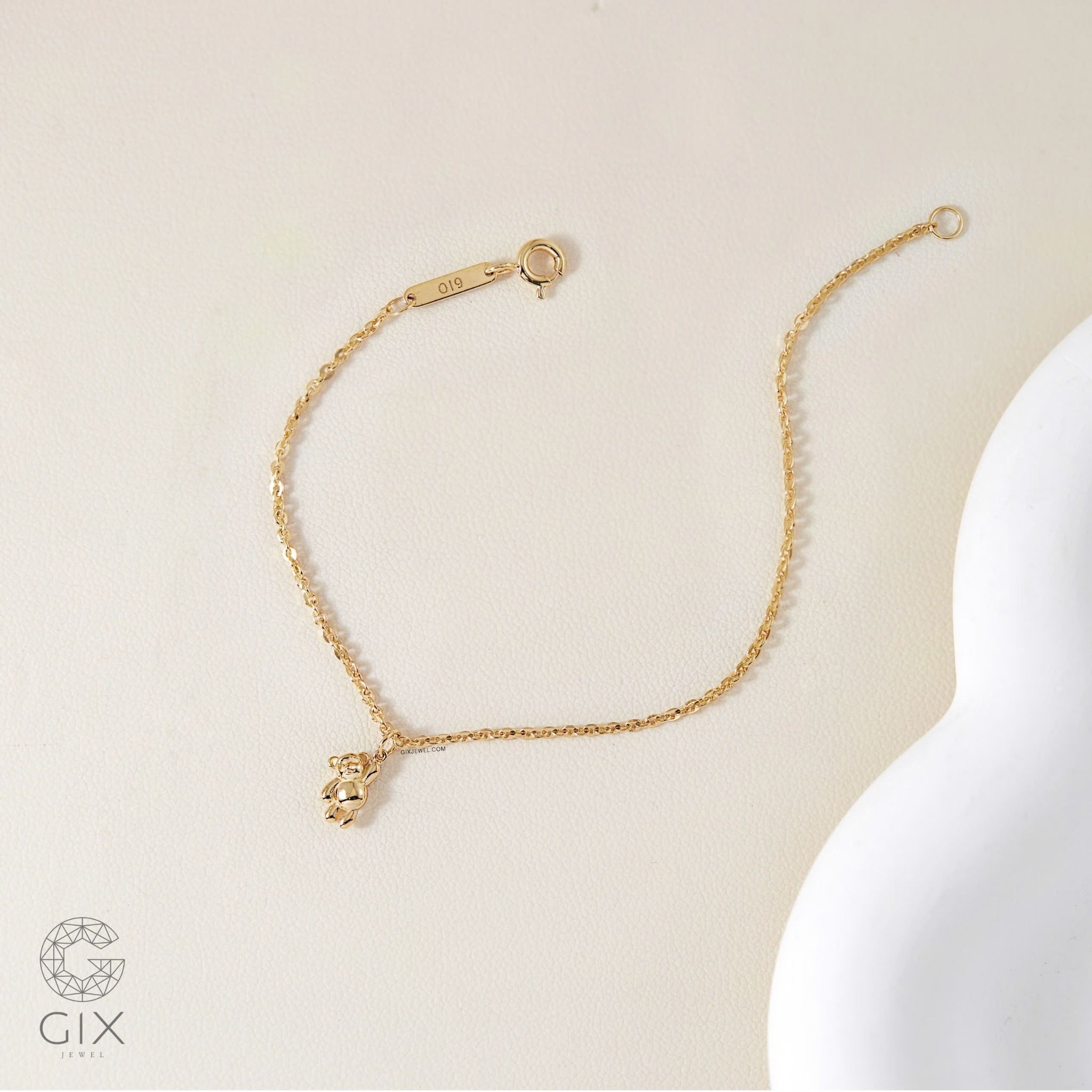 Lắc vàng 18k nữ đơn giản sợi chữ cong mảnh gắn charm vàng hình gấu dễ thương Gix