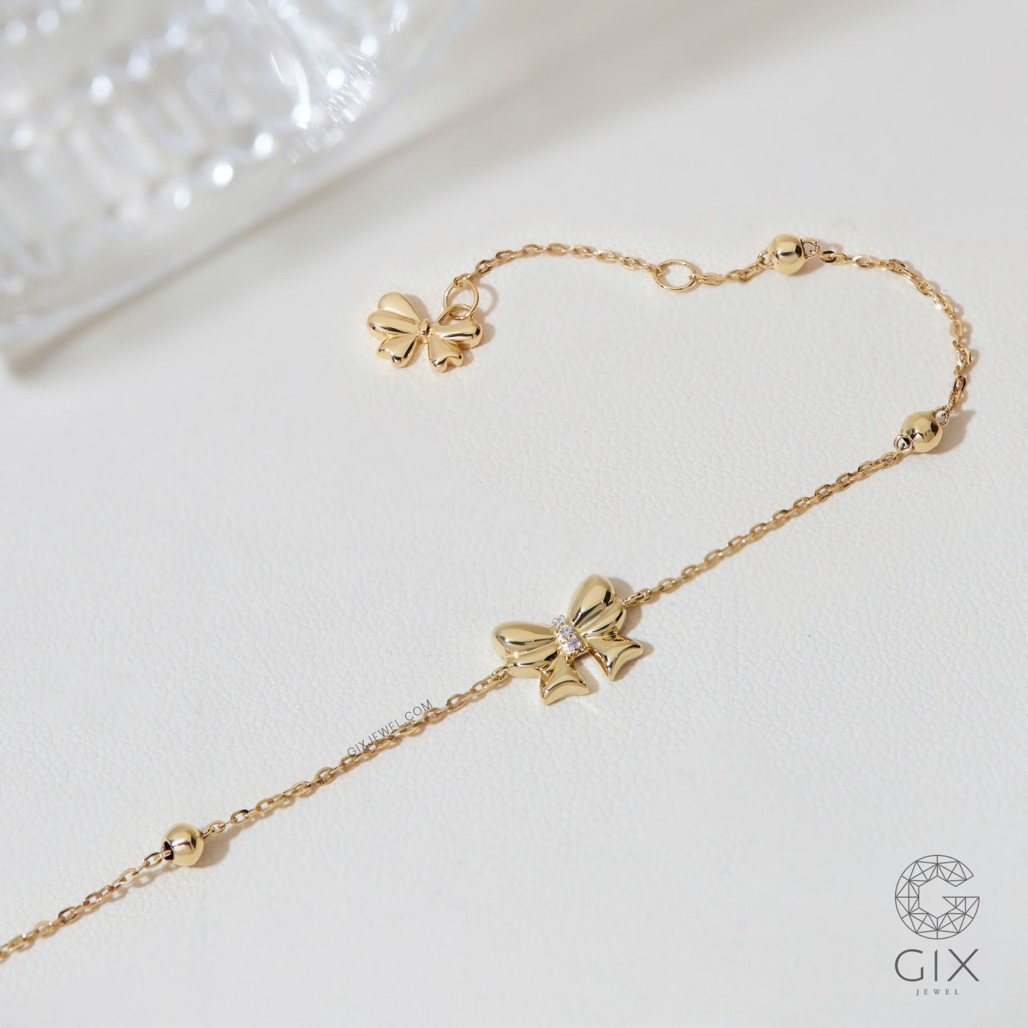Vòng tay vàng trắng 18k bi tròn kiểu dây xích mảnh hot trend gắn charm vàng hình nơ xinh