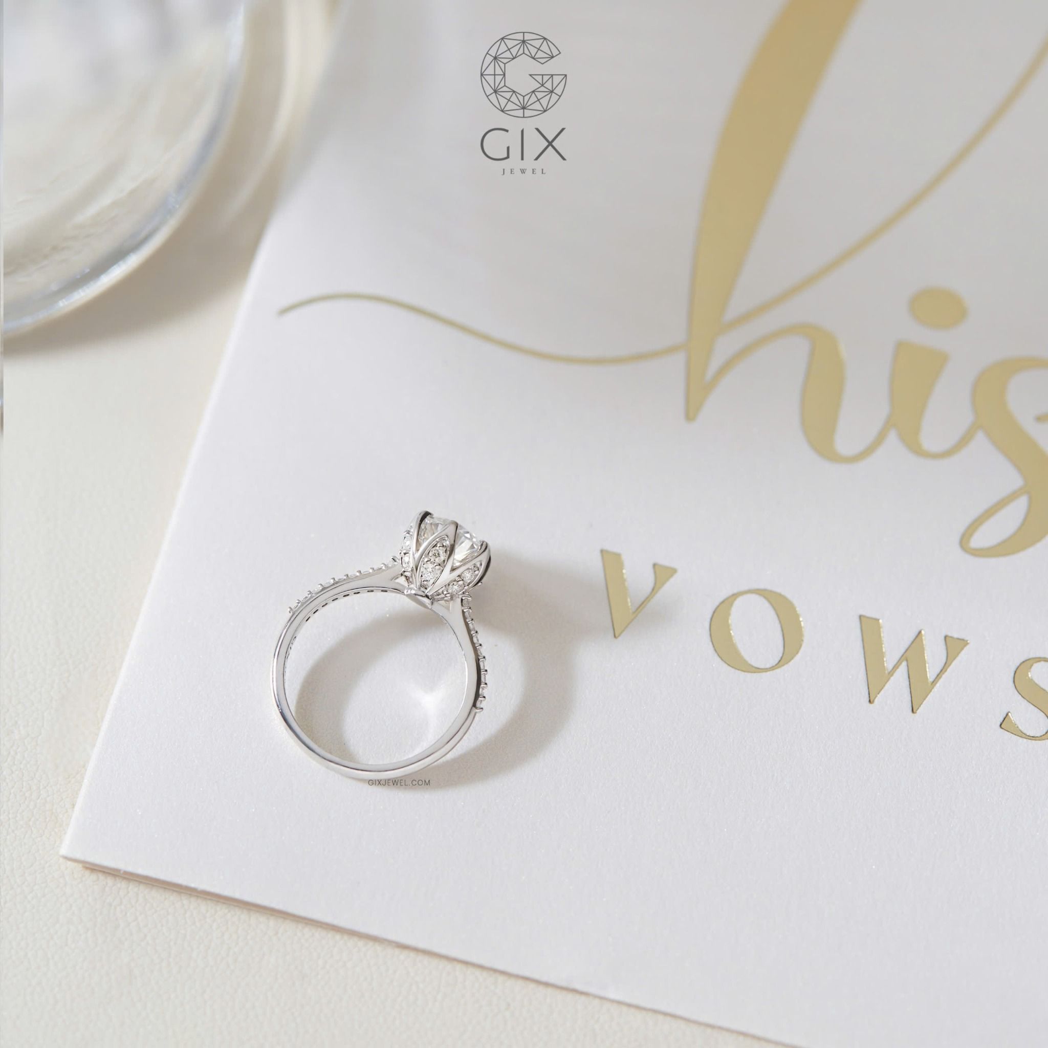 Nhẫn Đính Hôn Vàng Trắng 18K Kim Cương Nhân Tạo Cho Nữ Gix Jewelry