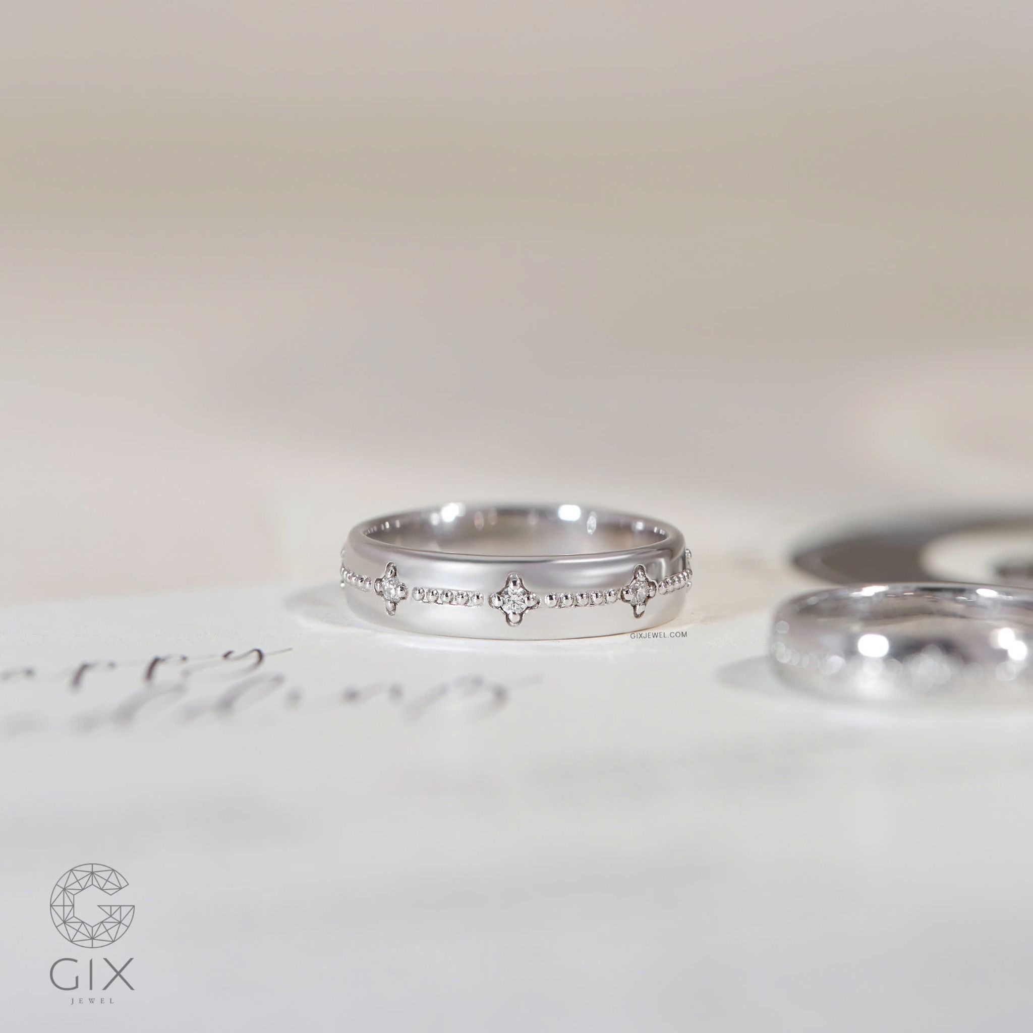 Nhẫn cưới hoa văn đẹp vàng 18k kiểu Hàn Quốc đính kim cương nhân tạo sang trọng Gix Jewel