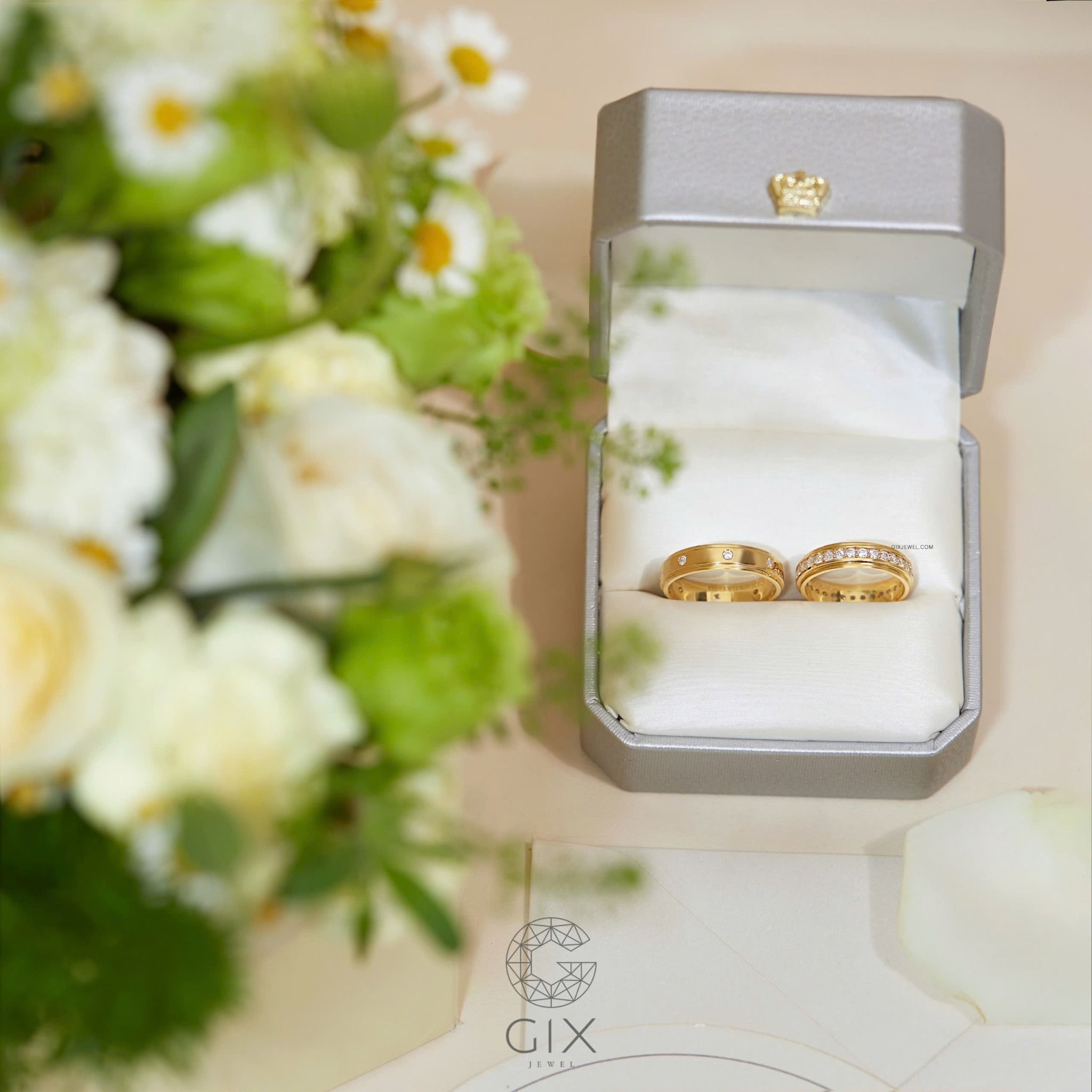 Nhẫn cưới vàng 18k đẹp nhất thiết kế riêng hột xoàn khắc chữ theo tên Gix