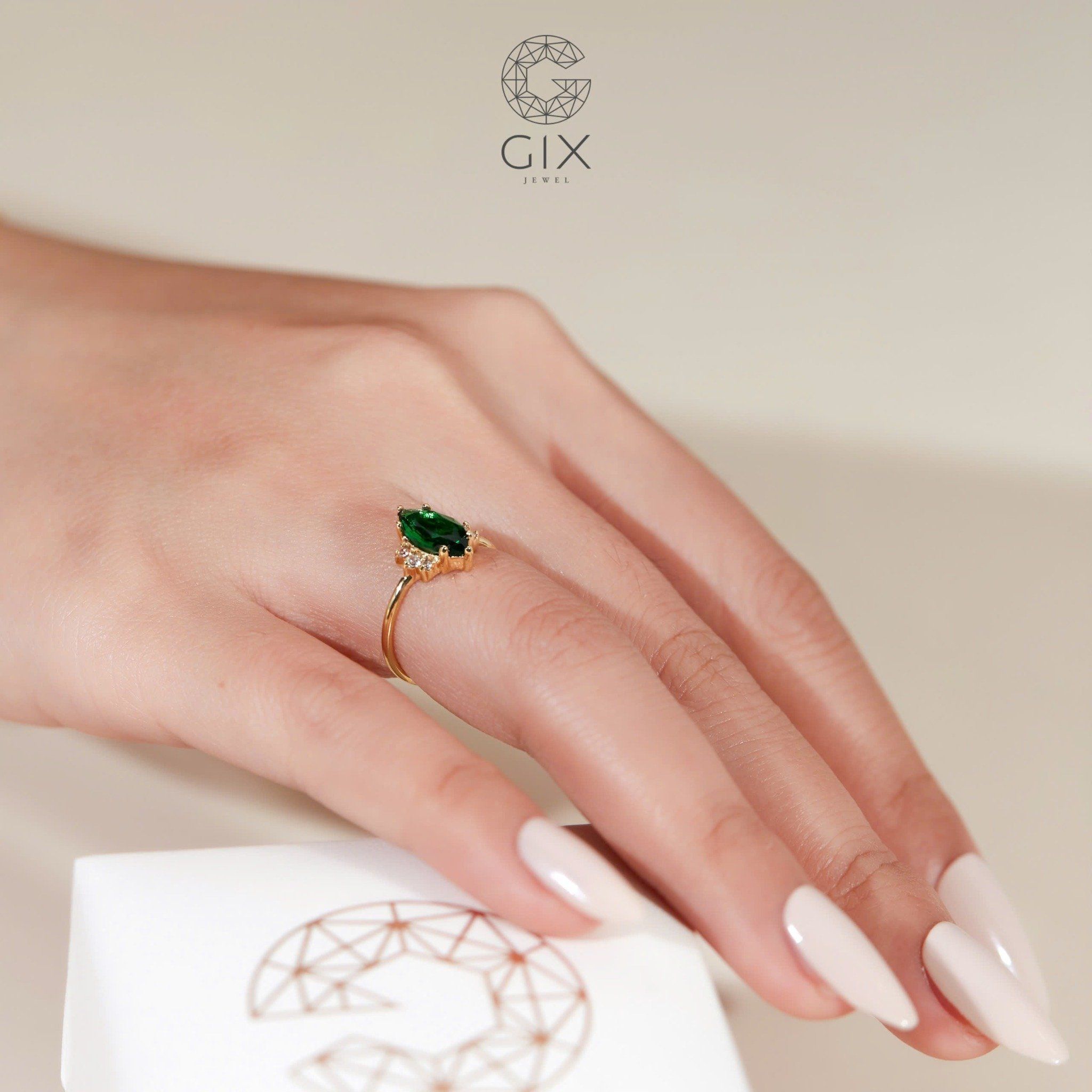 Nhẫn nữ hột xanh lá bạc và vàng 18k đẹp sang trọng Gix Jewel