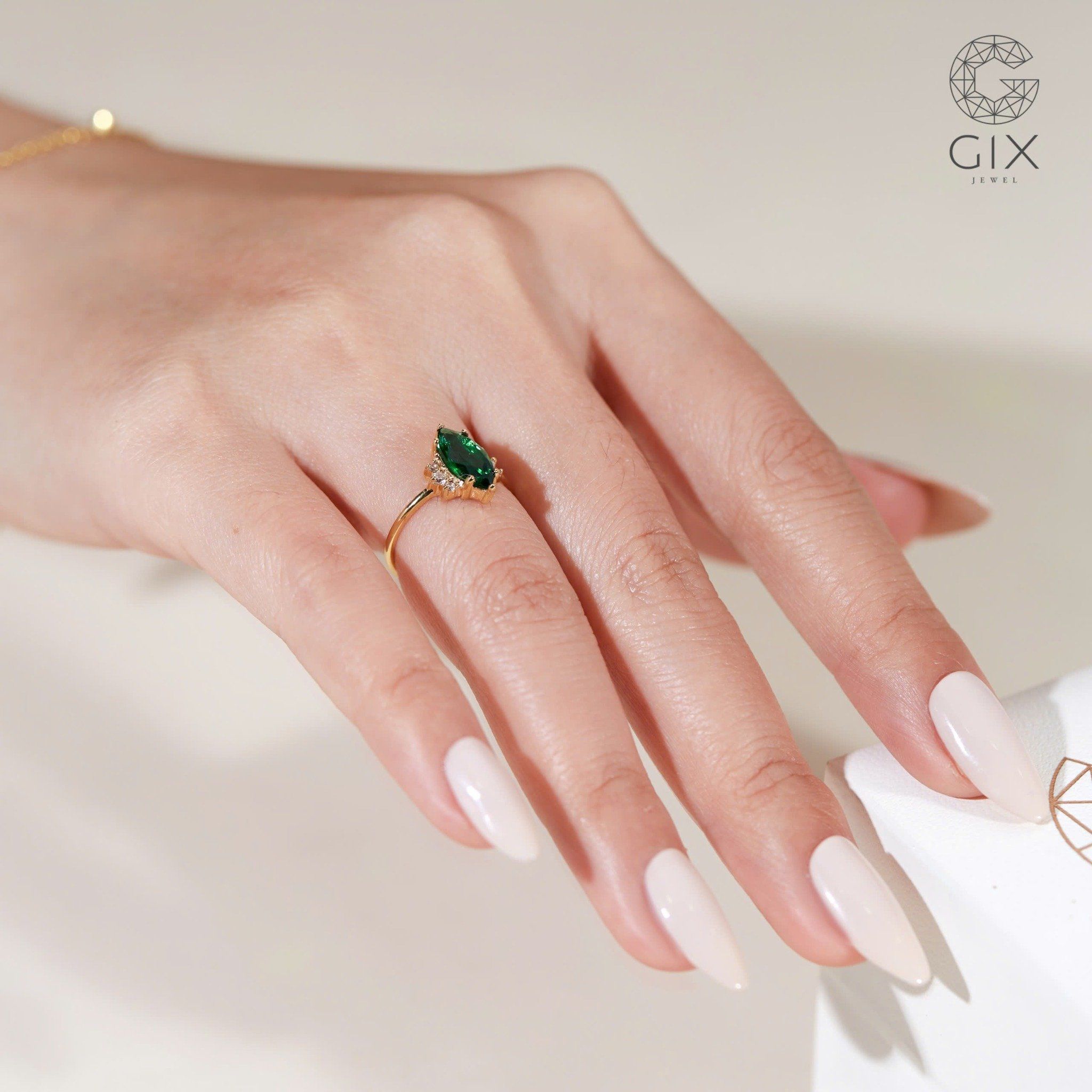 Nhẫn nữ hột xanh lá bạc và vàng 18k đẹp sang trọng Gix Jewel