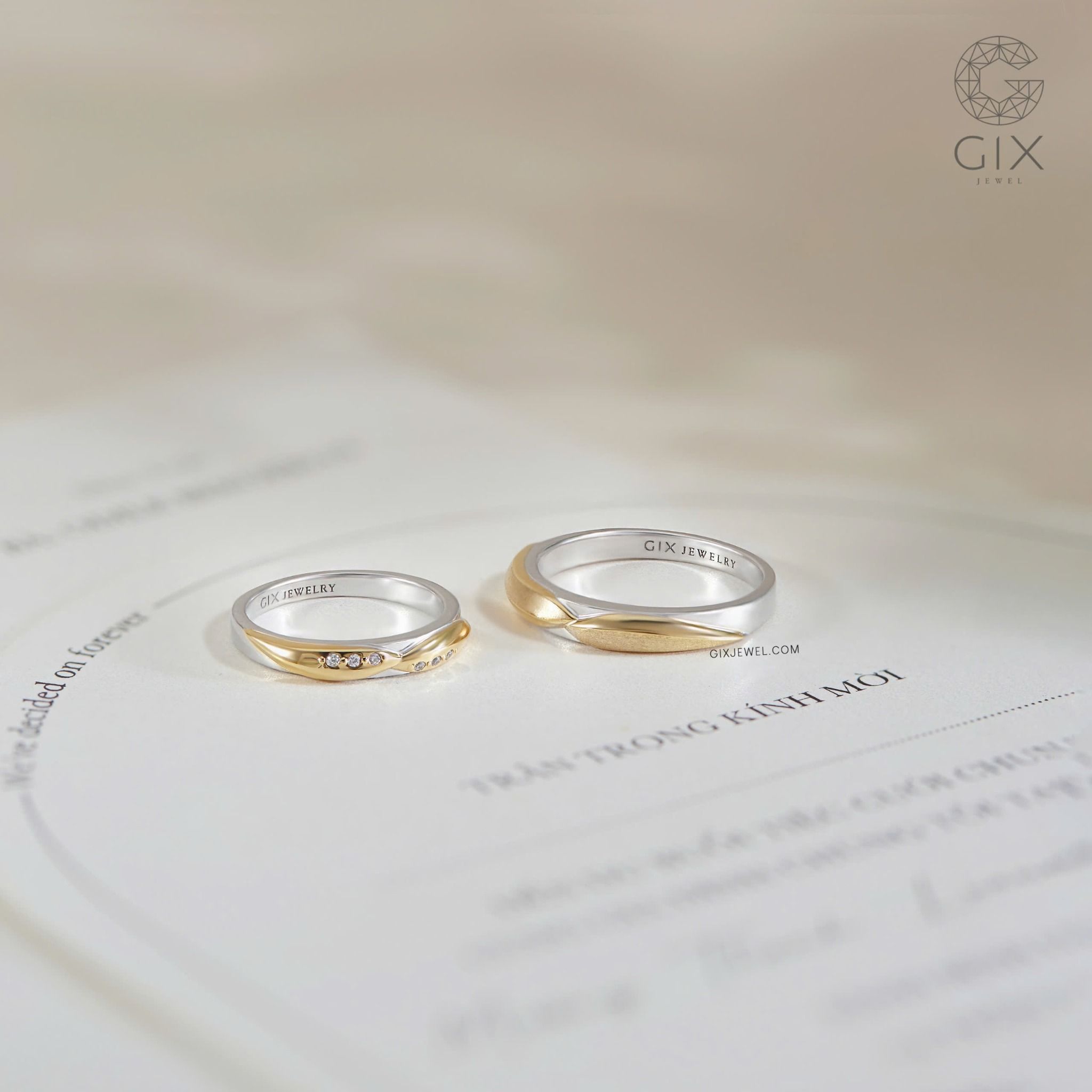 Nhẫn cưới hai màu đơn giản đẹp Platinum đính Moissanite khắc chữ Gix Jewel