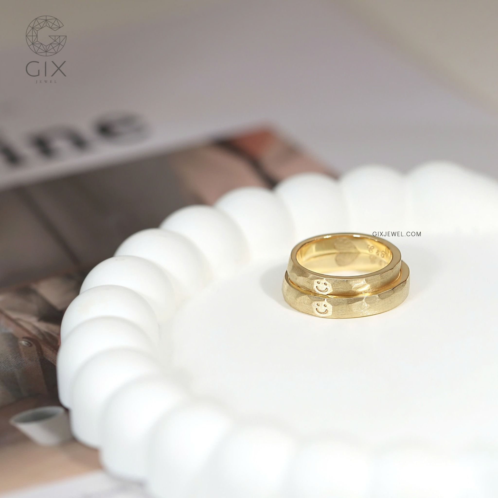 Nhẫn cưới đẹp vàng 18k tròn trơn đơn giản sang trọng khắc chữ Gix Jewel