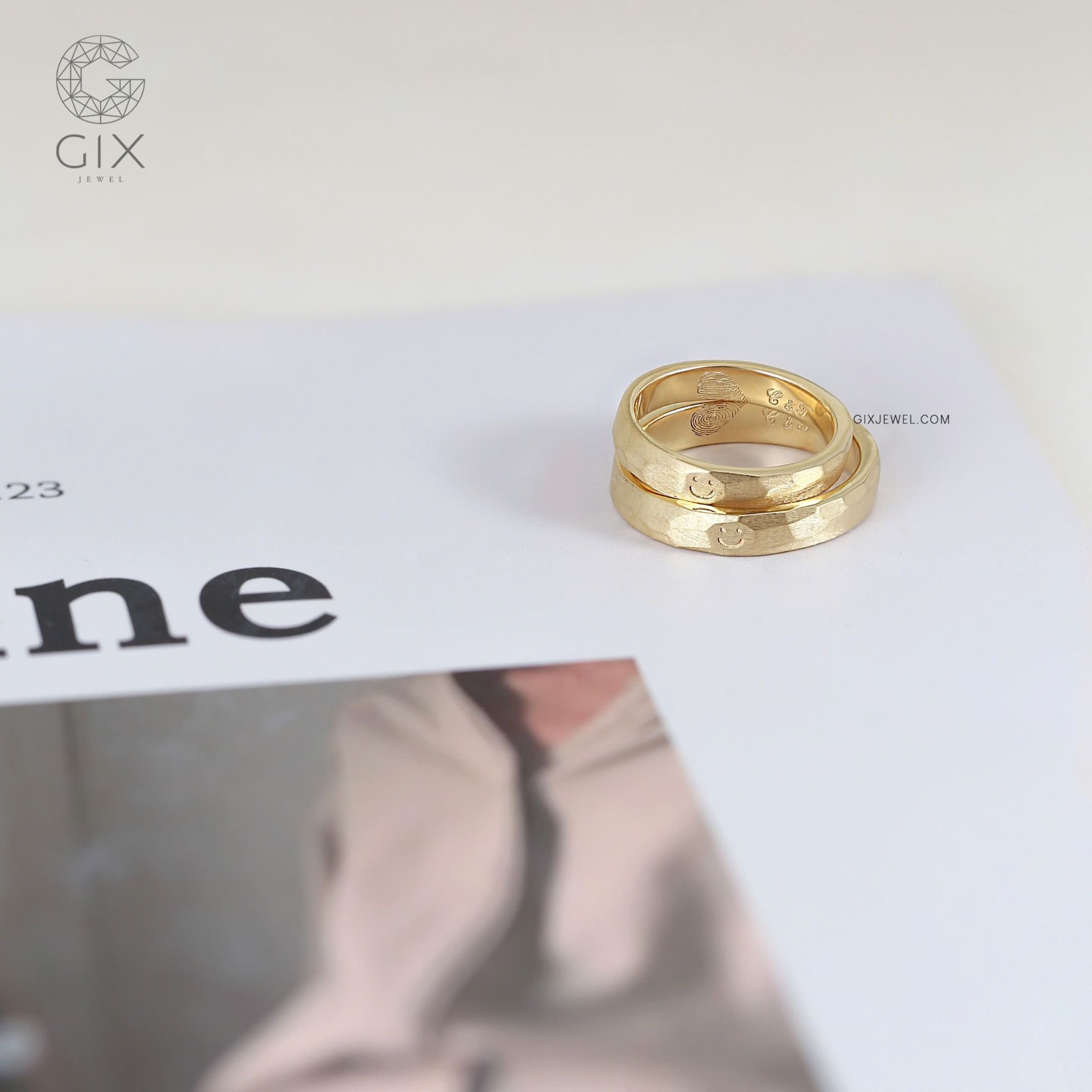 Nhẫn cưới đẹp vàng 18k tròn trơn đơn giản sang trọng khắc chữ Gix Jewel