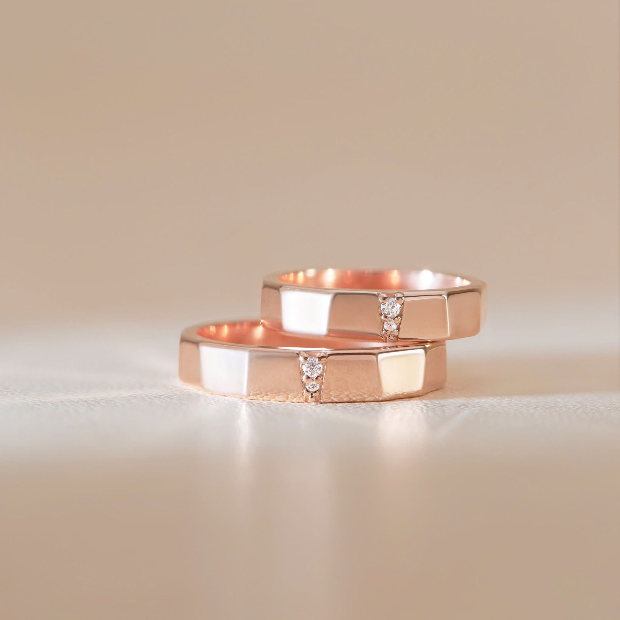 Cặp nhẫn cưới thiết kế riêng vàng tây 18k đẹp sang trọng vát cạnh gắn kim cương Gix Jewel