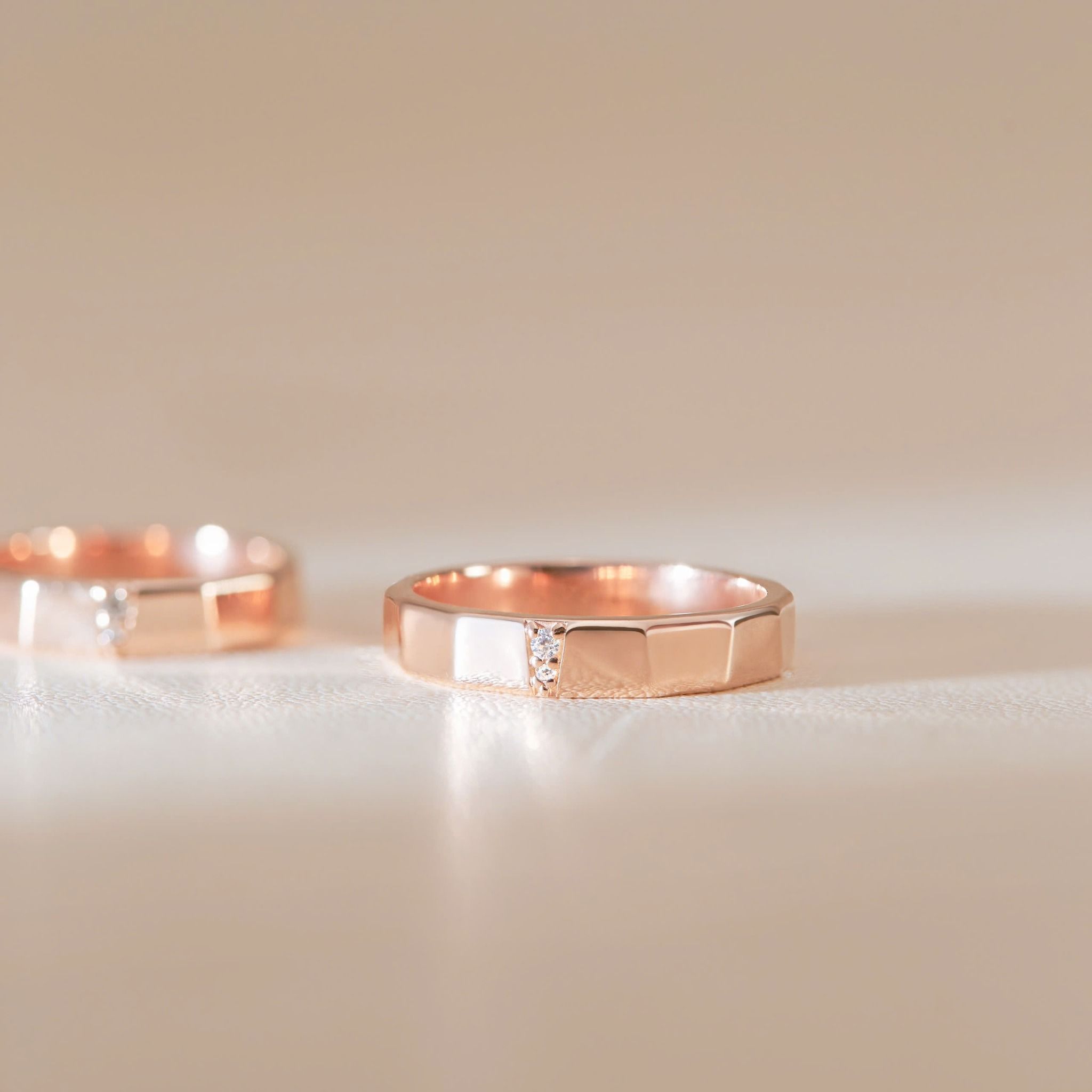 Cặp nhẫn cưới thiết kế riêng vàng tây 18k đẹp sang trọng vát cạnh gắn kim cương Gix Jewel