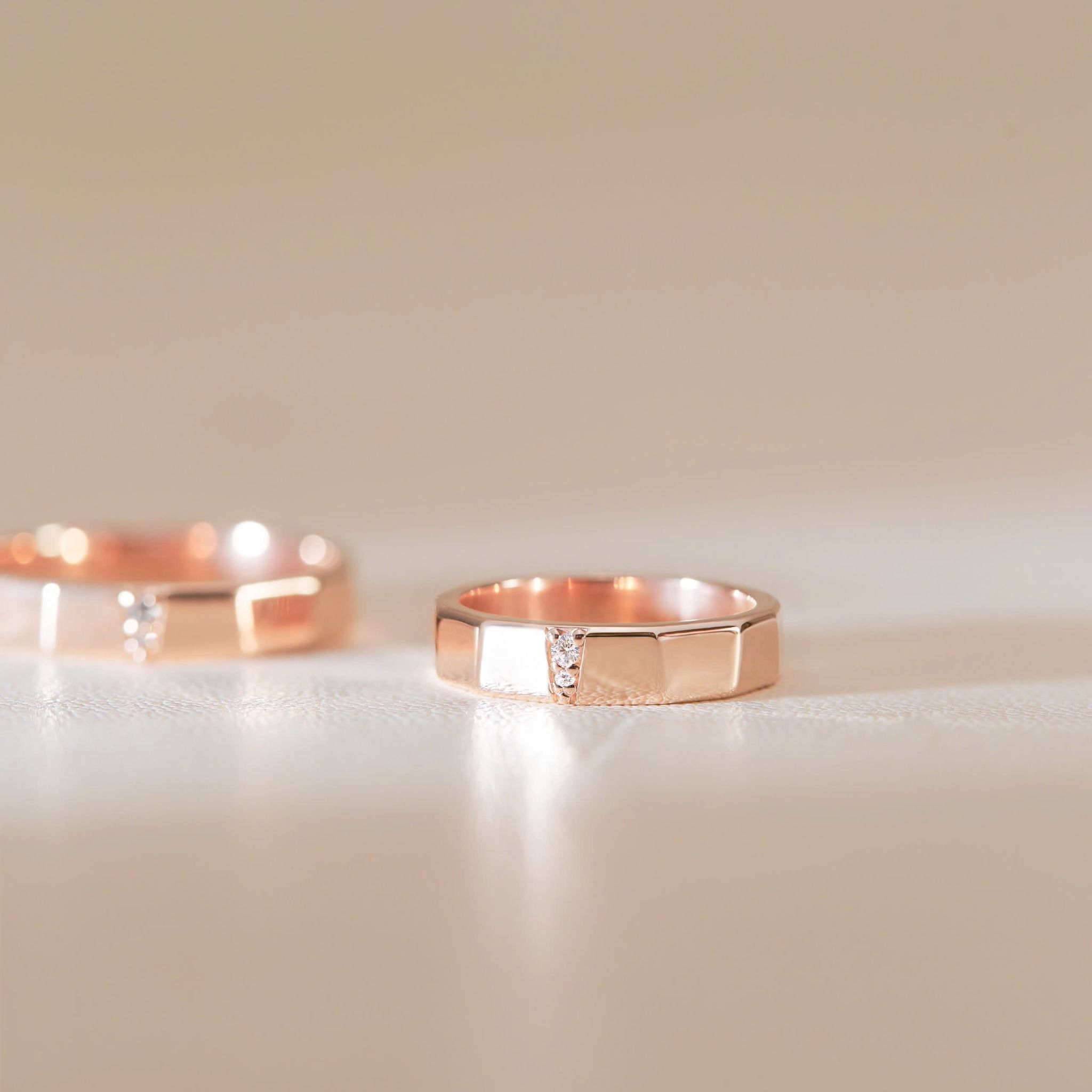 Cặp nhẫn cưới thiết kế riêng vàng tây 18k đẹp sang trọng vát cạnh gắn kim cương Gix Jewel