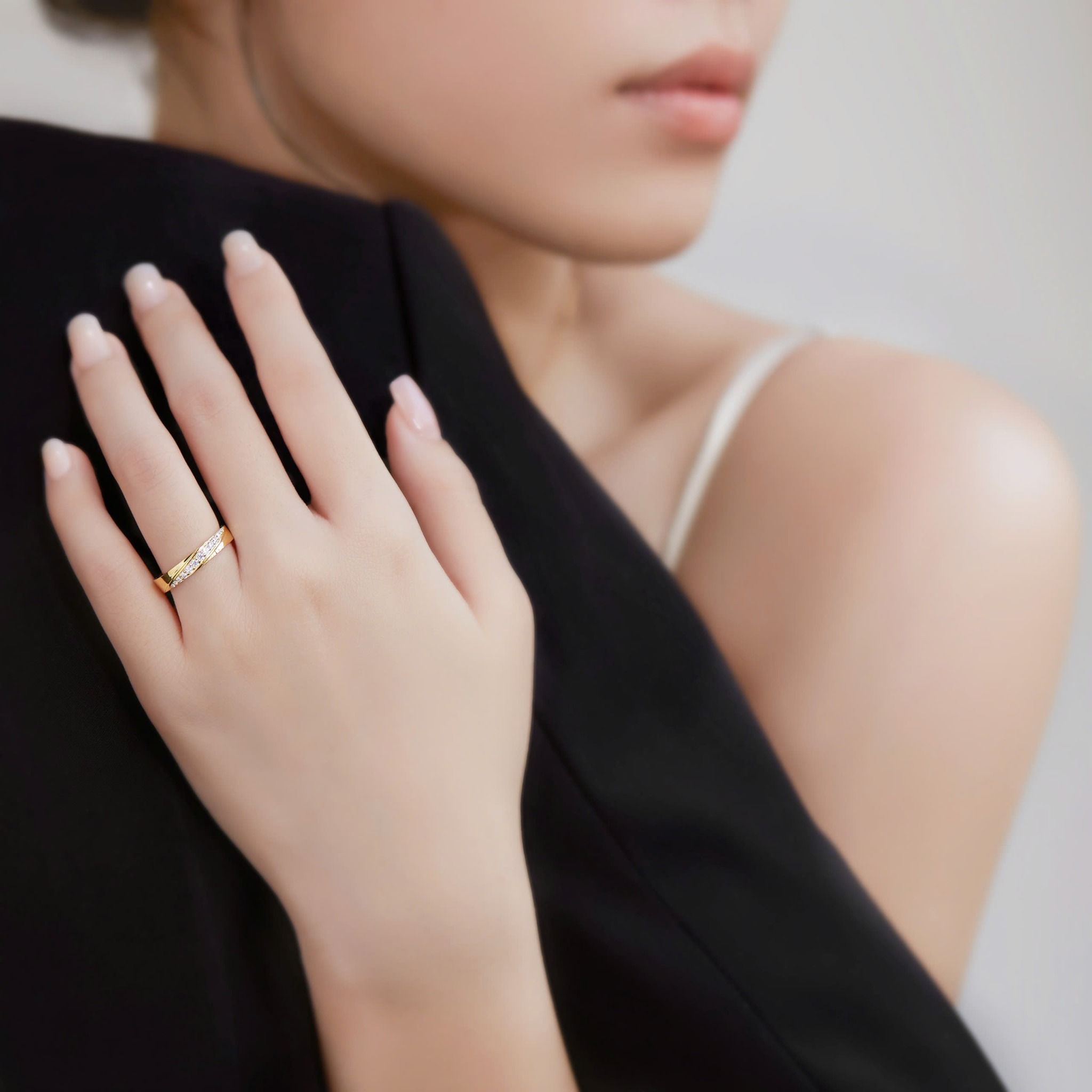 Nhẫn cưới vàng hồng rose gold đẹp sang trọng khắc vân tay đính đá Gix Jewel