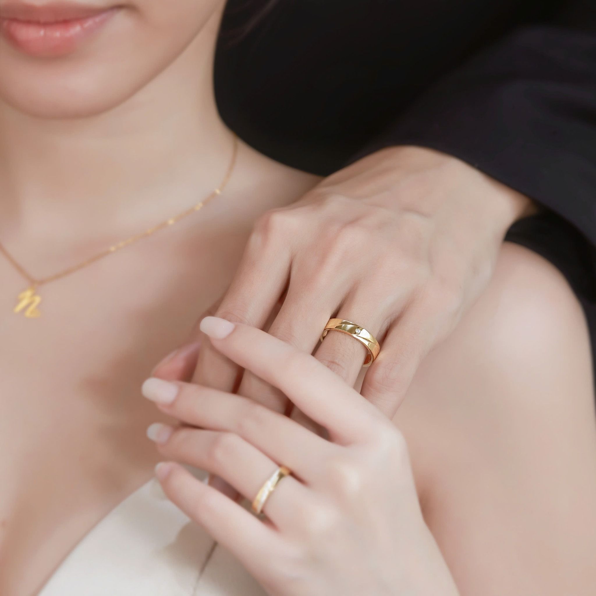 Nhẫn cưới vàng hồng rose gold đẹp sang trọng khắc vân tay đính đá Gix Jewel