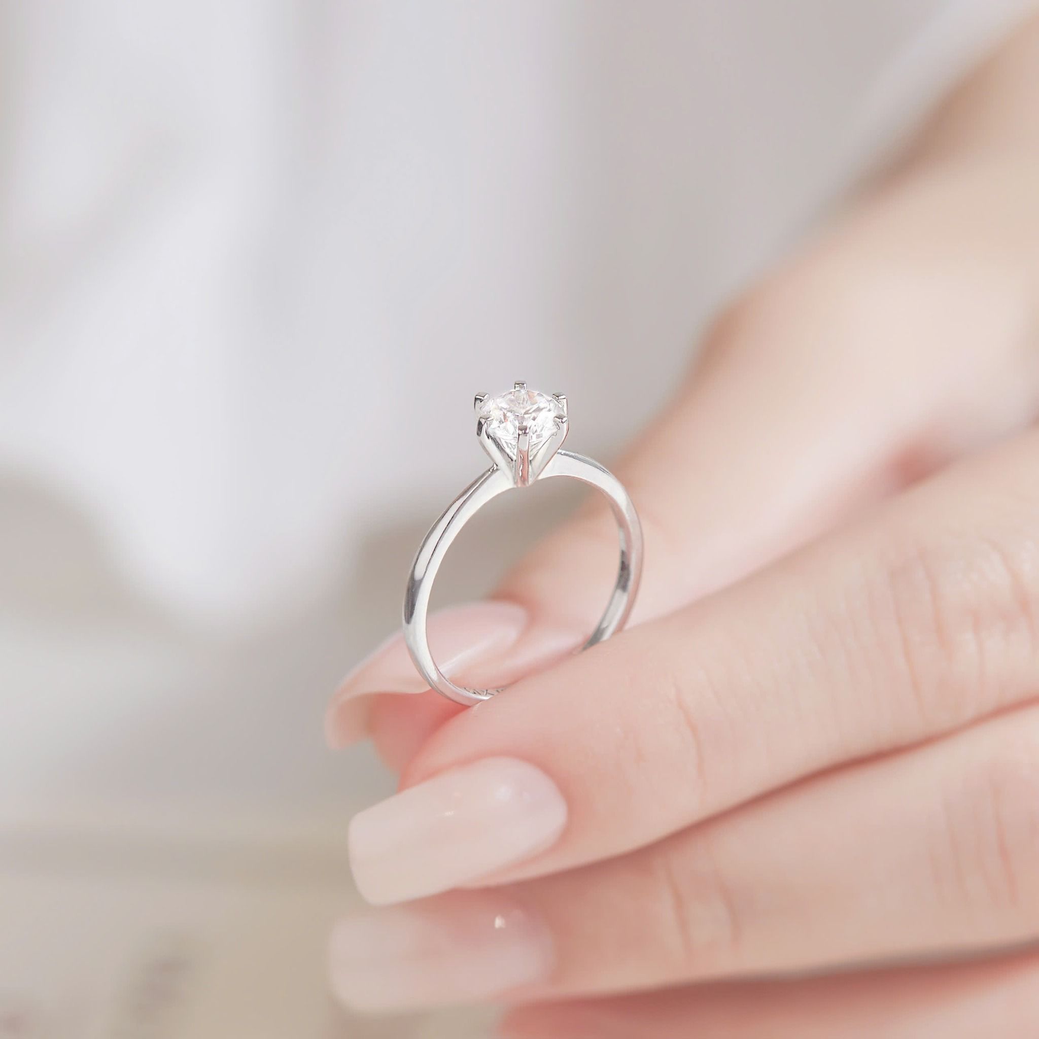 Nhẫn đính kim cương cầu hôn bạn gái vàng trắng 18k đẹp nhất đính Moissanite Gix Jewel