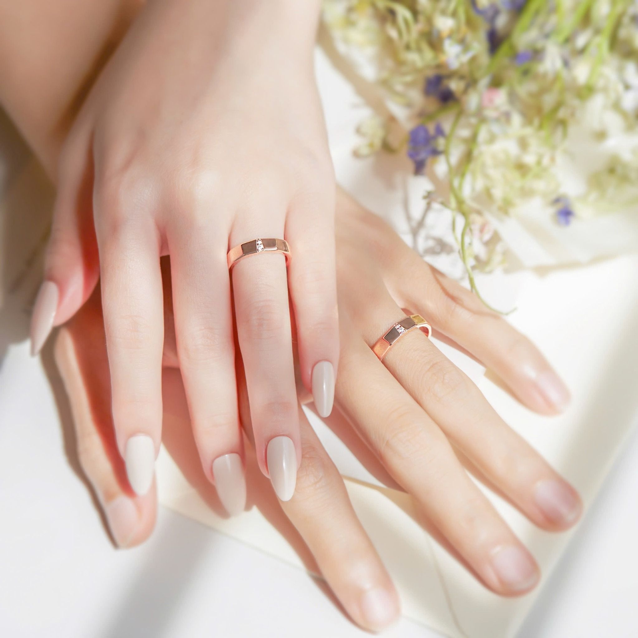 Cặp nhẫn cưới thiết kế riêng vàng tây 18k đẹp sang trọng vát cạnh gắn kim cương Gix Jewel