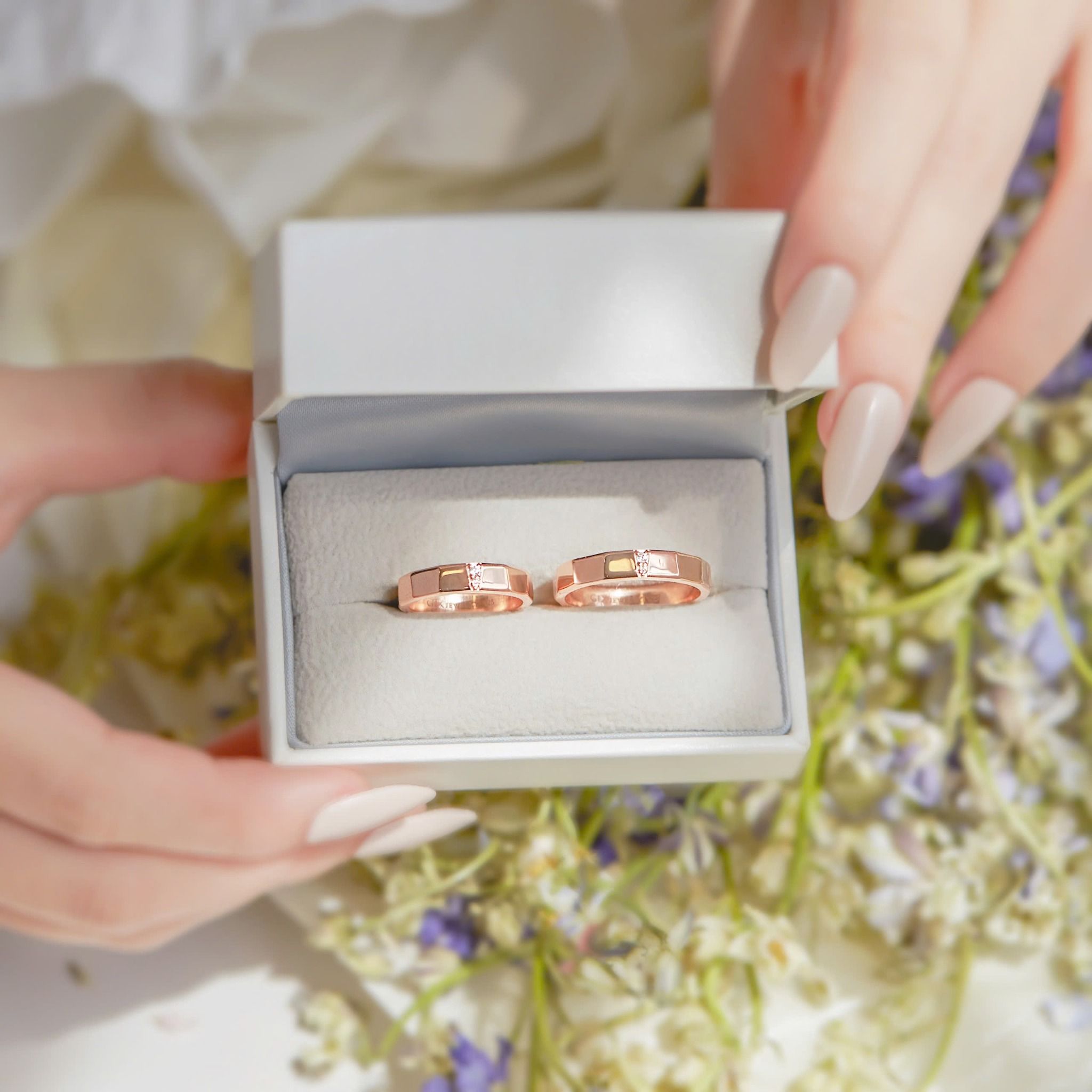 Cặp nhẫn cưới thiết kế riêng vàng tây 18k đẹp sang trọng vát cạnh gắn kim cương Gix Jewel