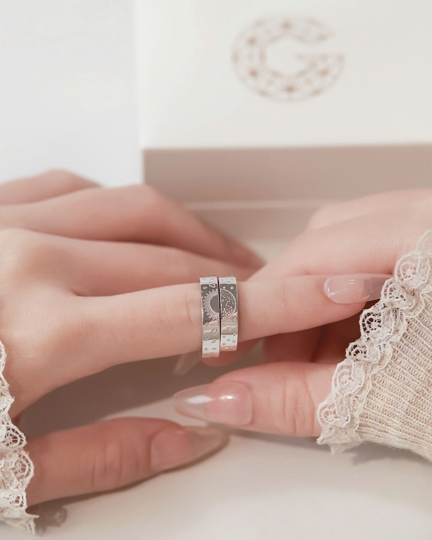 Nhẫn cưới vàng tây đẹp bản vuông khắc mặt trăng & mặt trời Gix Jewel