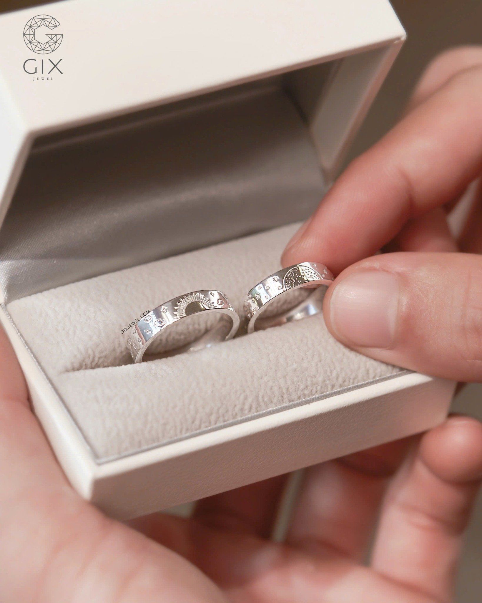 Nhẫn cưới vàng tây đẹp bản vuông khắc mặt trăng & mặt trời Gix Jewel
