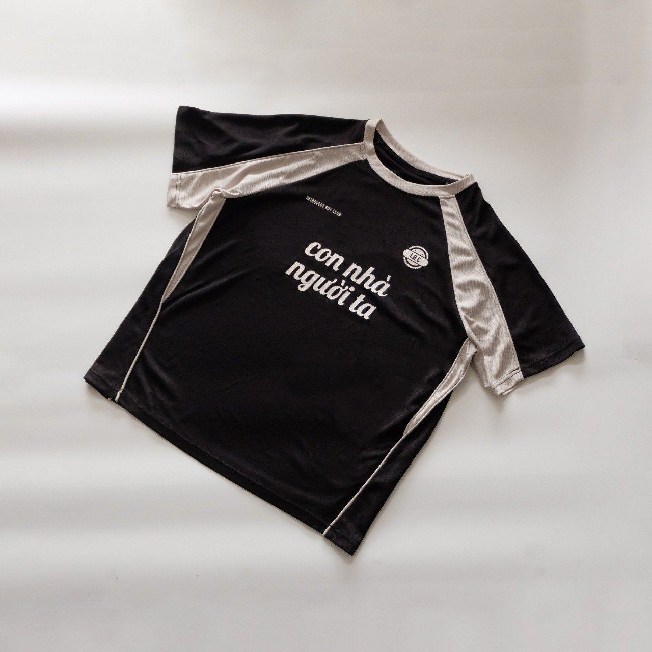 Con Nhà Người Ta T-shirt - Black