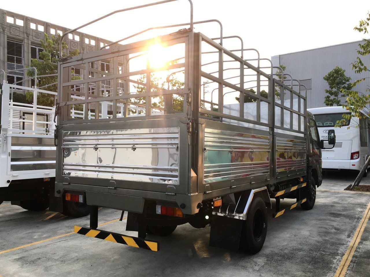 XE TẢI 3.5 TẤN MITSUBISHI FUSO CANTER 6.5 - THÙNG MUI BẠT
