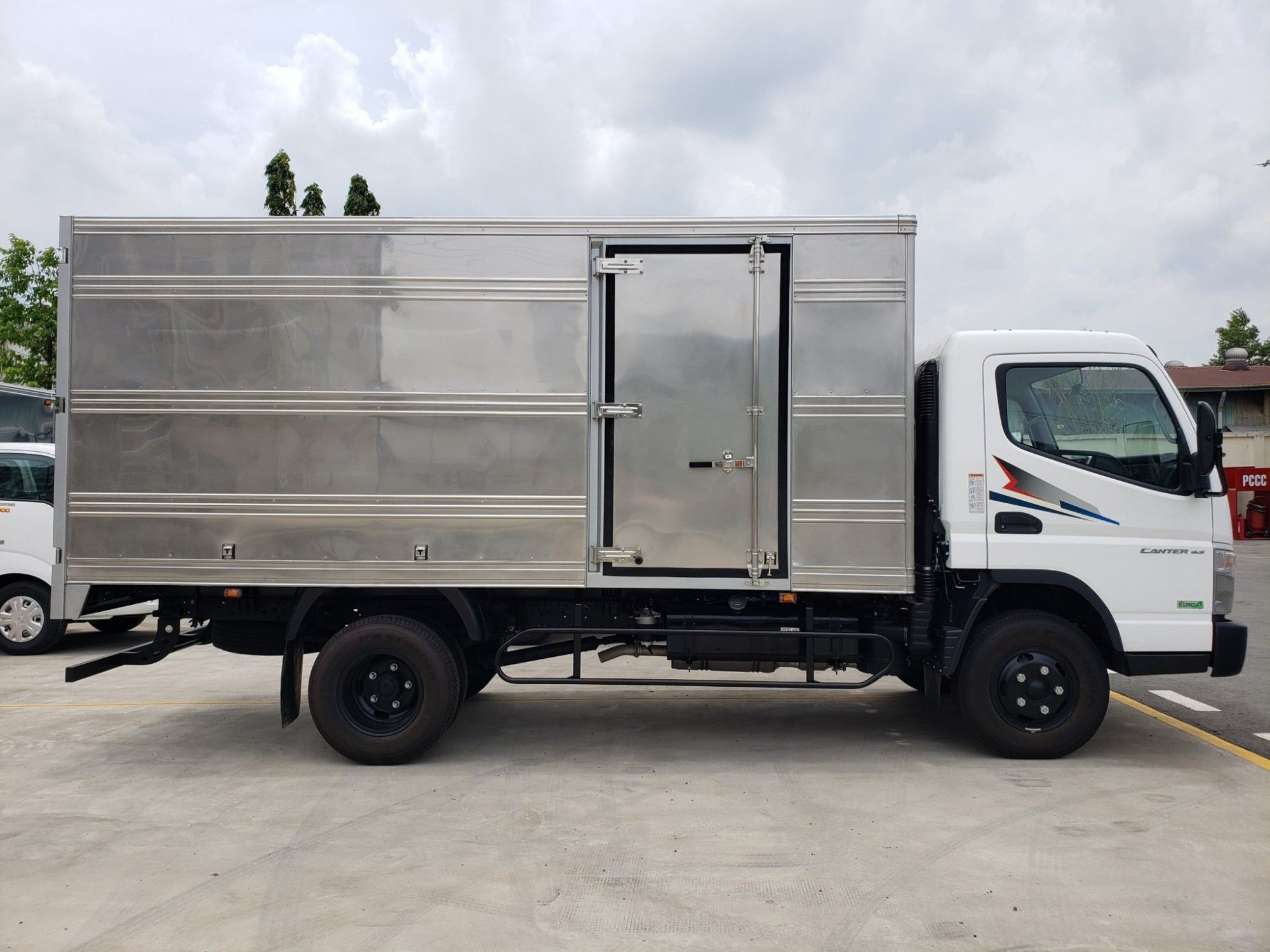 XE TẢI MITSUBISHI 1.9 TẤN FUSO CANTER 4.99 - THÙNG KÍN