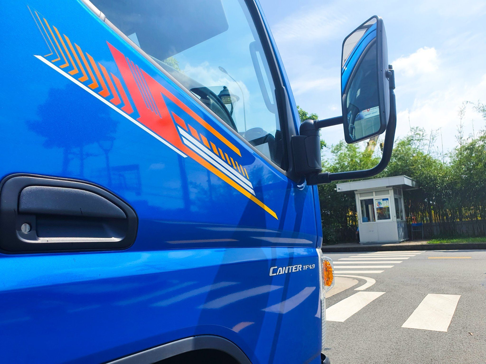 XE TẢI MITSUBISHI 1.9 TẤN FUSO CANTER TF4.9 - THÙNG KÍN