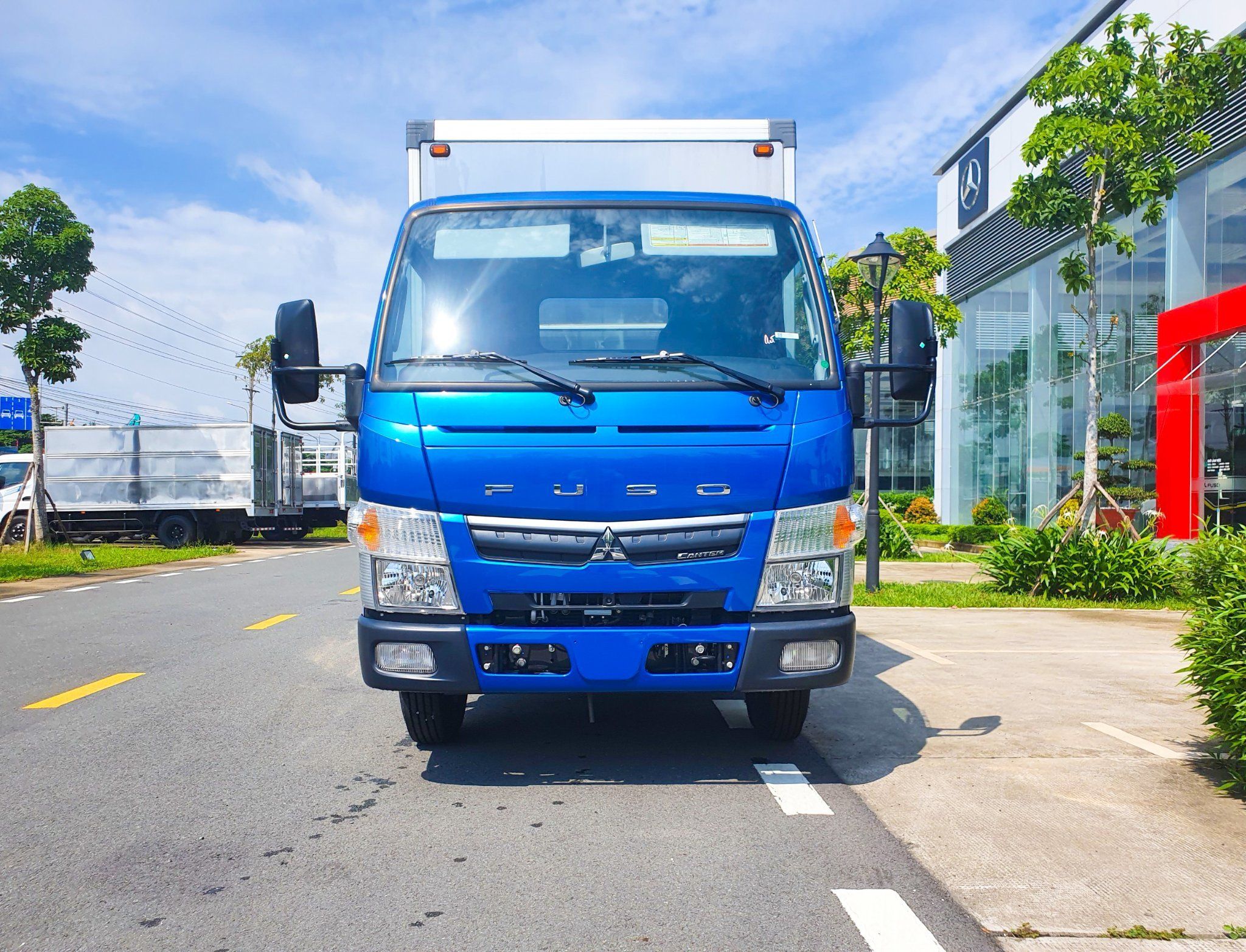 XE TẢI MITSUBISHI 1.9 TẤN FUSO CANTER TF4.9 - THÙNG KÍN