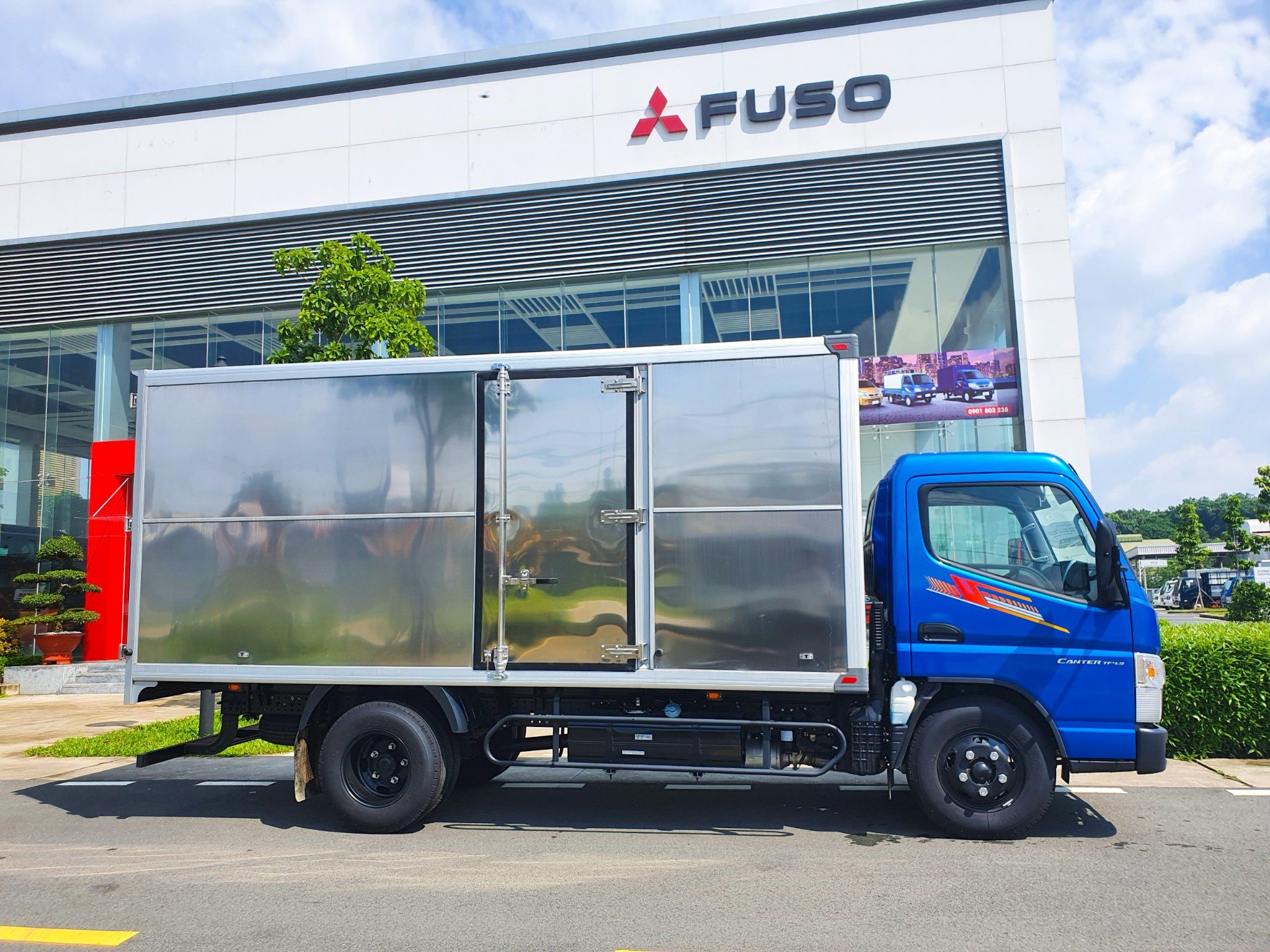 XE TẢI MITSUBISHI 1.9 TẤN FUSO CANTER TF4.9 - THÙNG KÍN