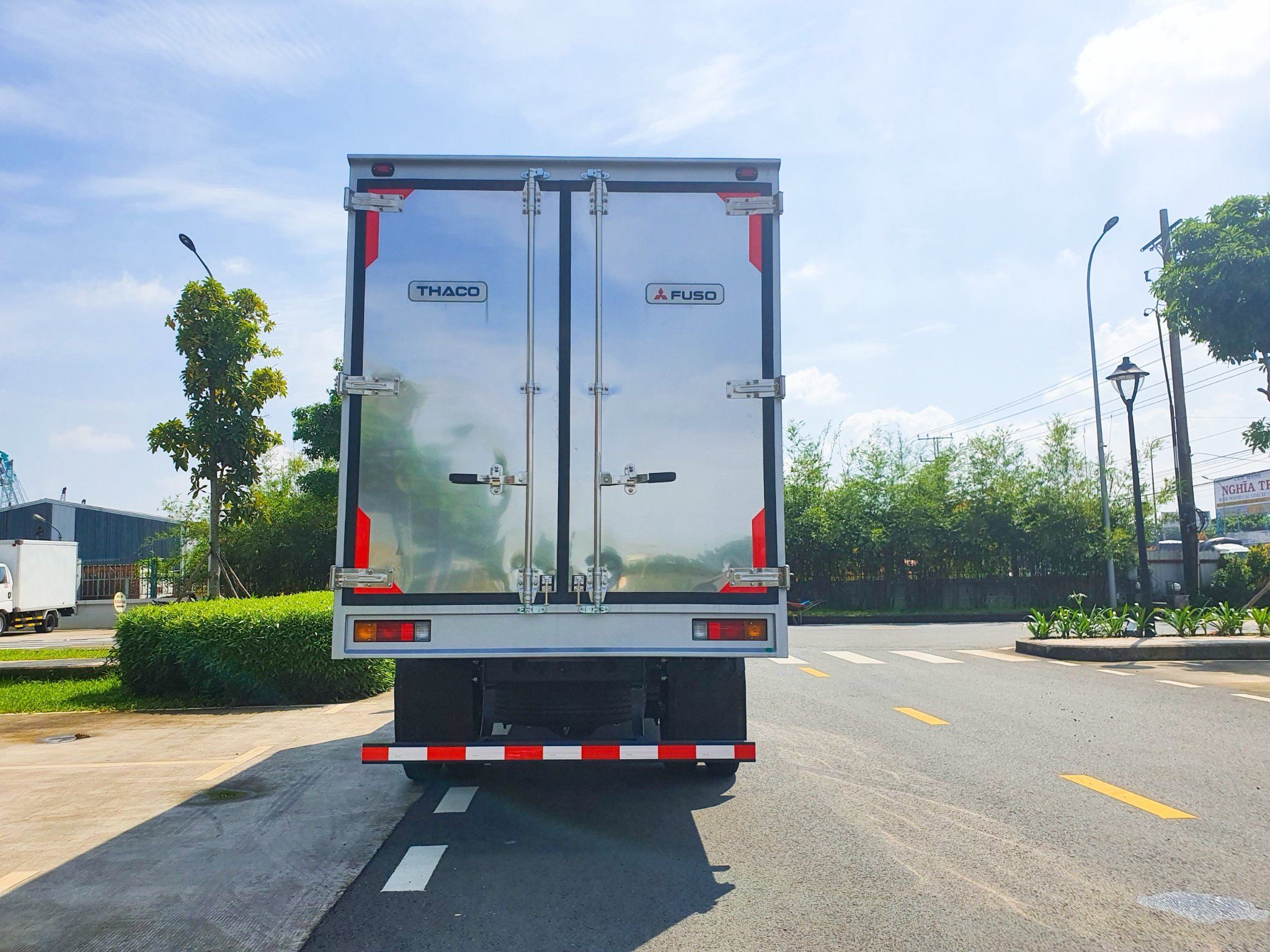 XE TẢI MITSUBISHI 1.9 TẤN FUSO CANTER TF4.9 - THÙNG KÍN