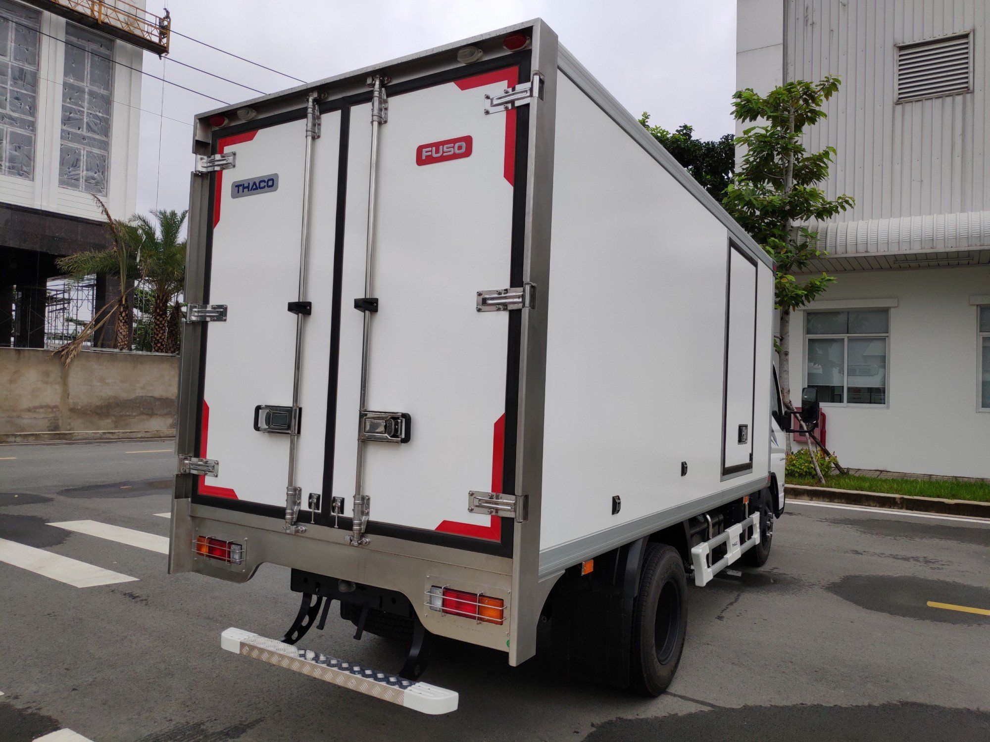 Xe tải đông lạnh - Mitsubishi Fuso Canter 4.99 - 1.8 Tấn