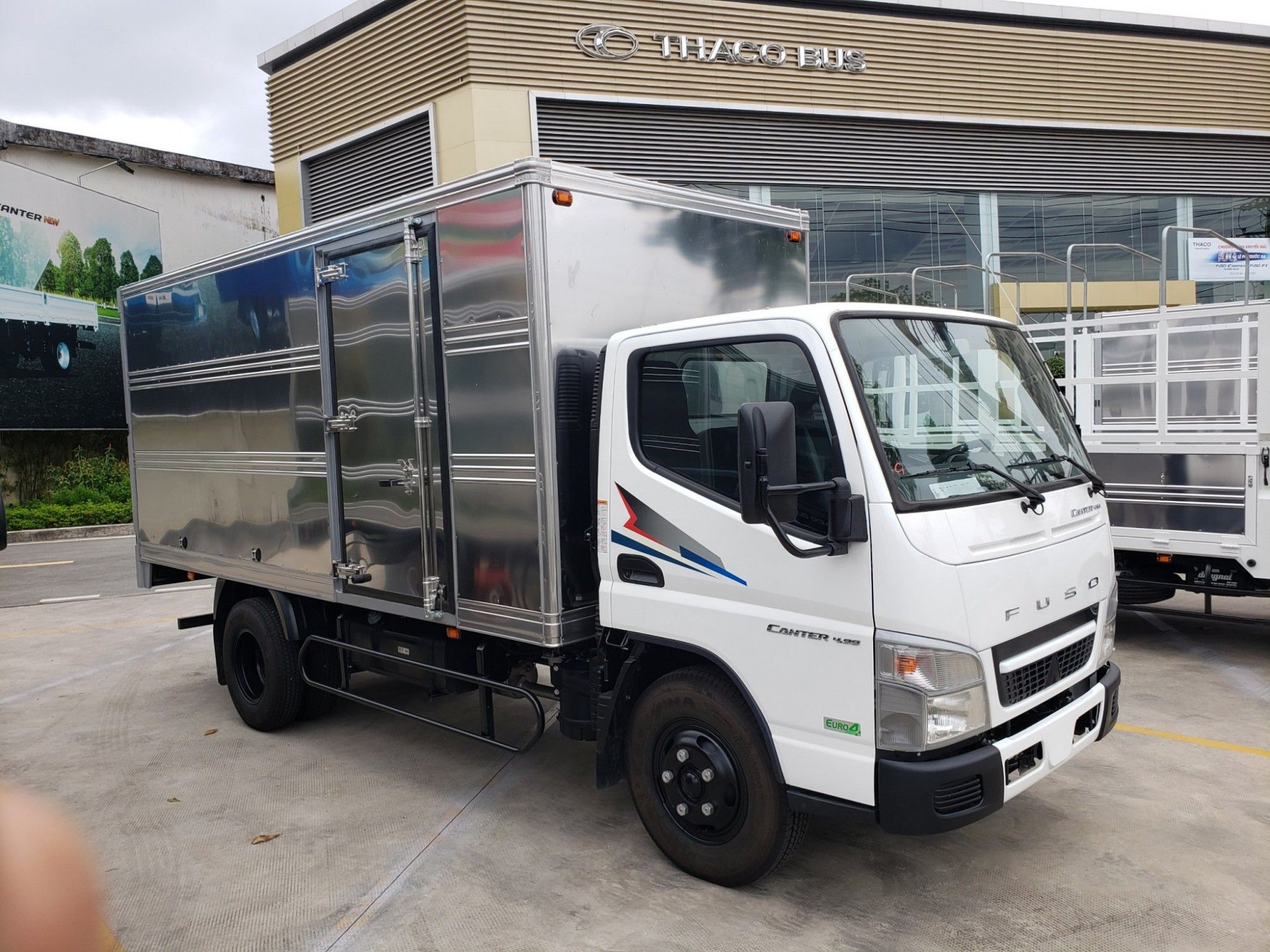 XE TẢI MITSUBISHI 1.9 TẤN FUSO CANTER 4.99 - THÙNG KÍN