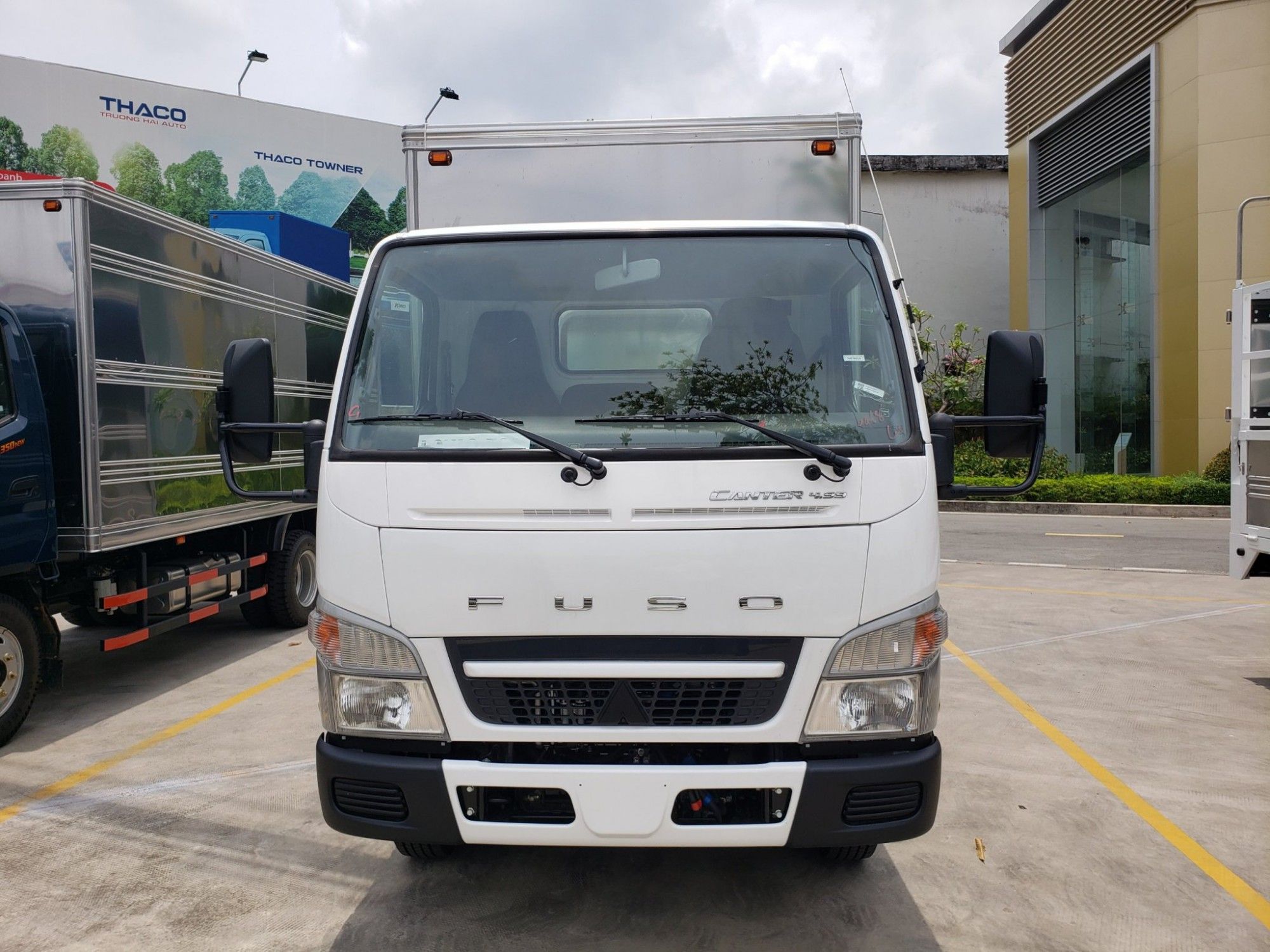  XE TẢI MITSUBISHI 1.9 TẤN FUSO CANTER 4.99 - THÙNG KÍN 