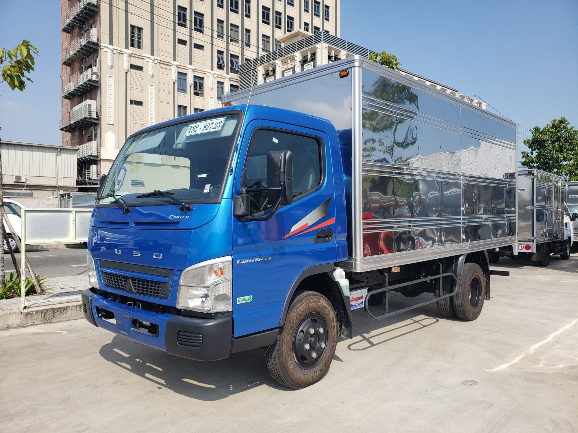 XE TẢI 3.5 TẤN MITSUBISHI FUSO CANTER 6.5 - THÙNG KÍN