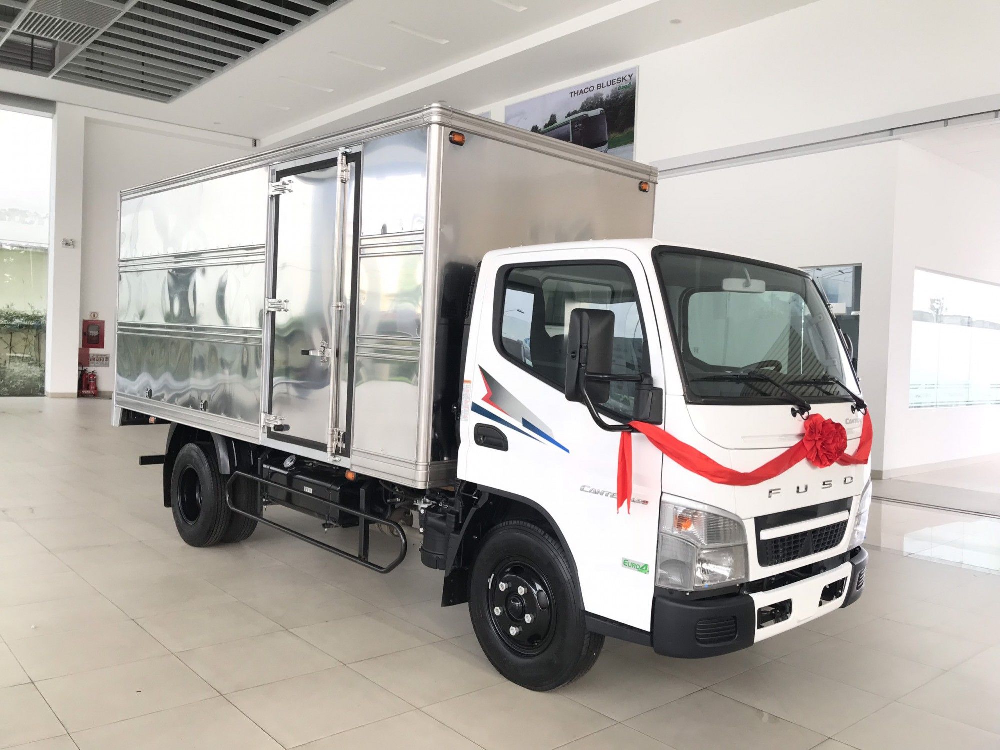  XE TẢI MITSUBISHI 1.9 TẤN FUSO CANTER 4.99 - THÙNG KÍN 