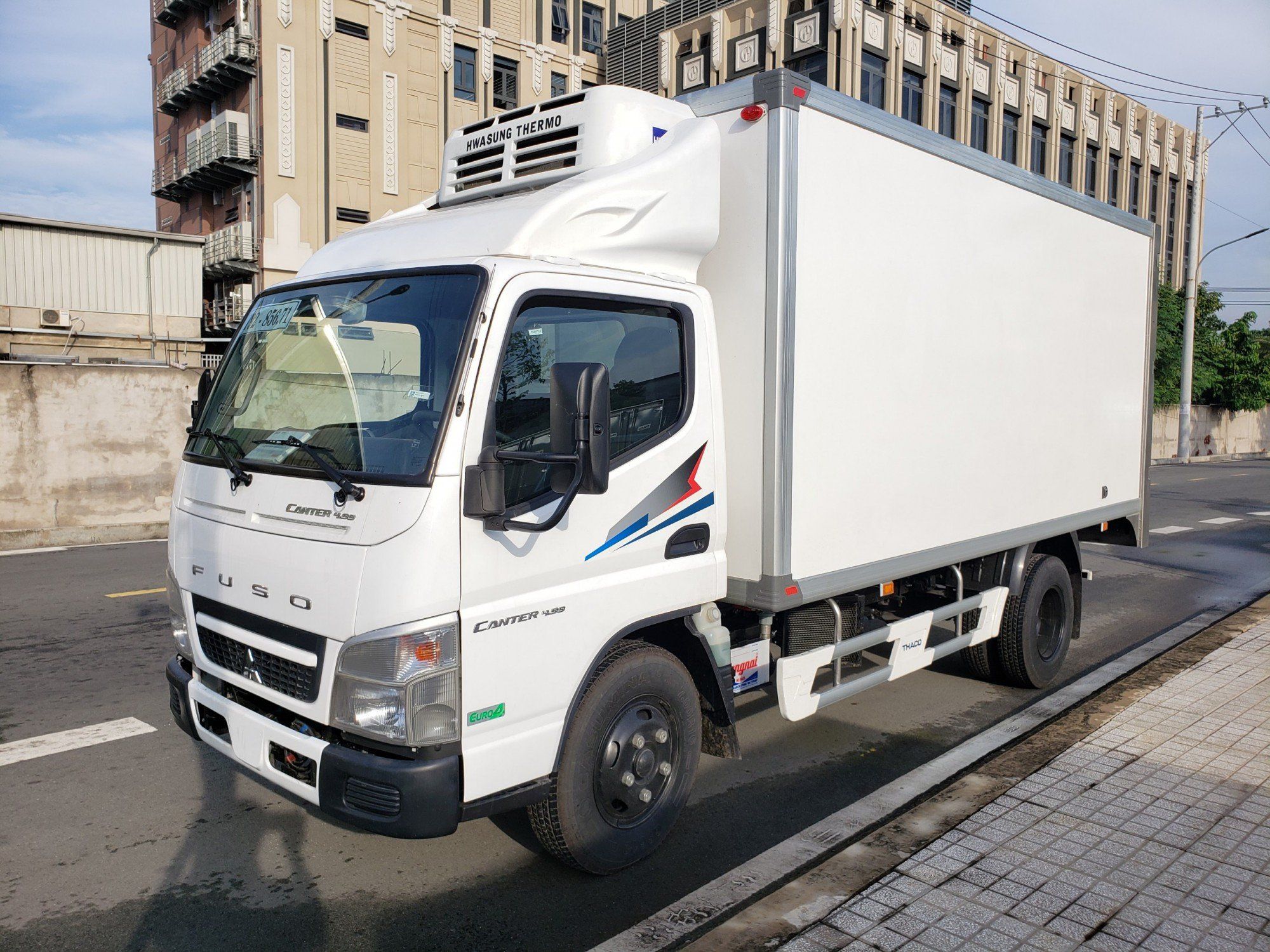 Xe tải đông lạnh - Mitsubishi Fuso Canter 4.99 - 1.8 Tấn