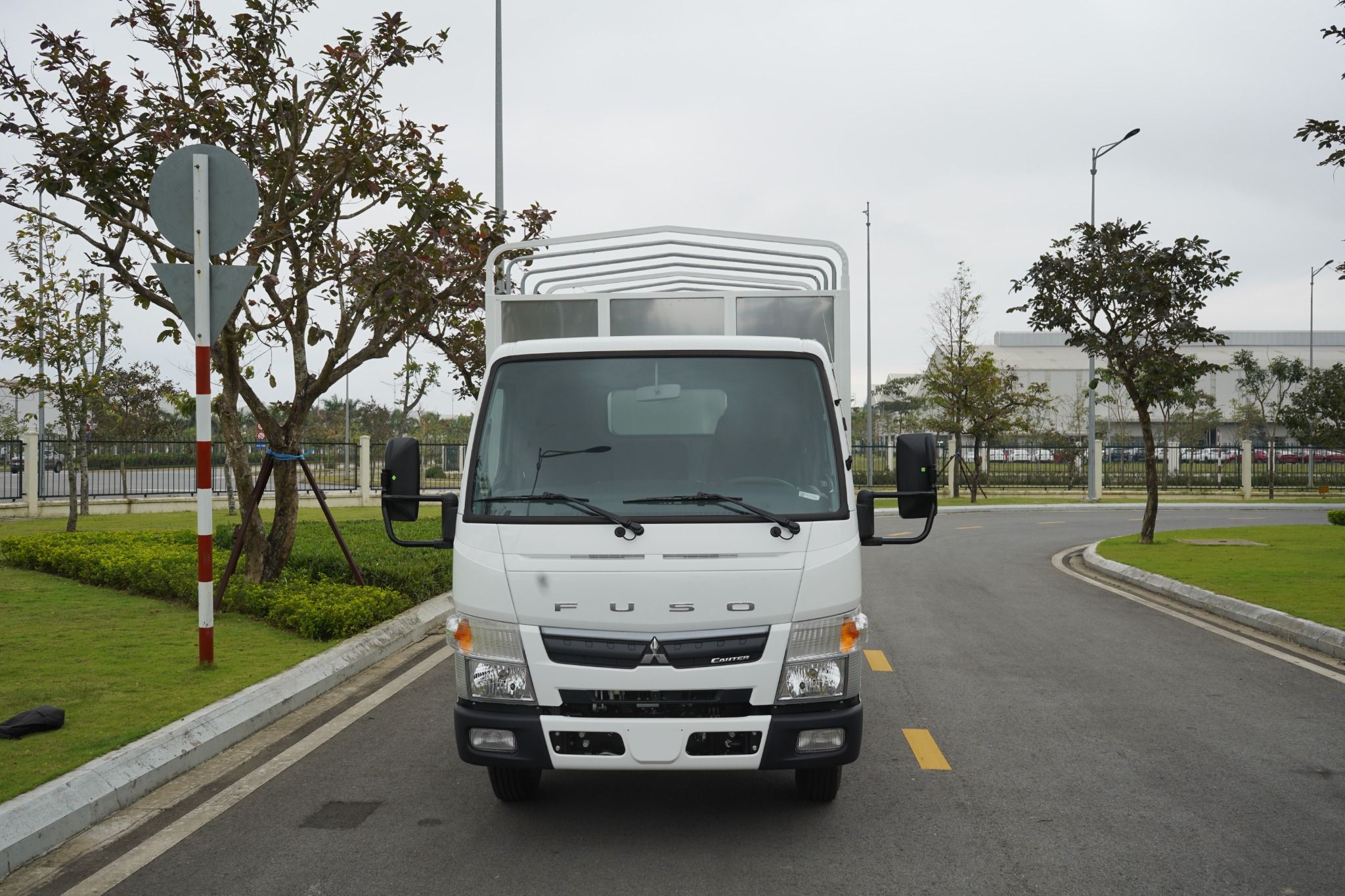 Xe tải Fuso Canter TF4.9 - Thùng mui bạt - Tải 1,9 tấn / 2,3 tấn