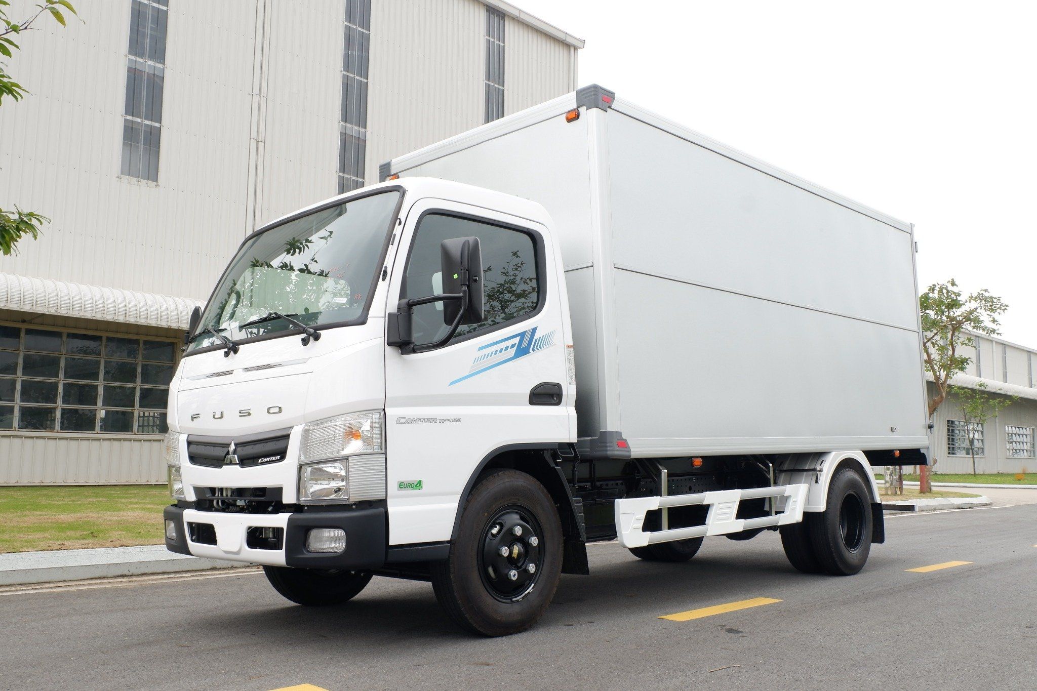 XE TẢI MITSUBISHI FUSO CANTER TF 4.9 TẢI TRỌNG 1,99T THÙNG DÀI 4,45M