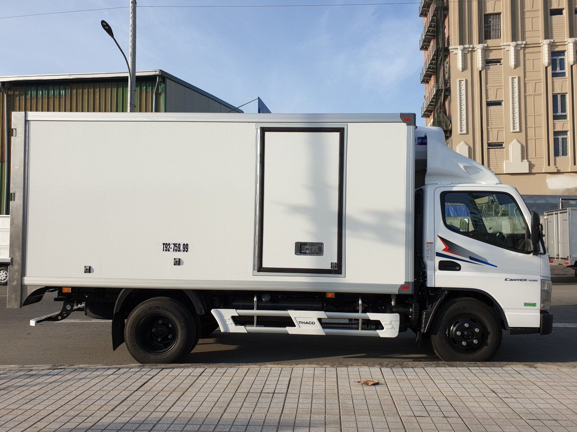 Xe tải đông lạnh - Mitsubishi Fuso Canter 4.99 - 1.8 Tấn