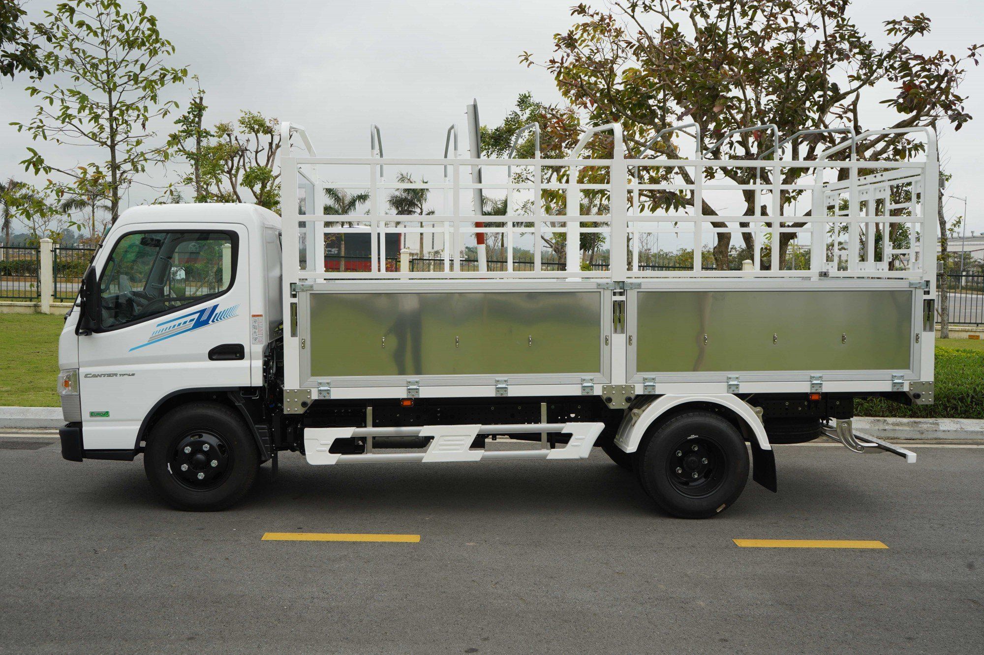 XE TẢI MITSUBISHI 1.9 TẤN FUSO CANTER TF4.9 2022 - MUI BẠT