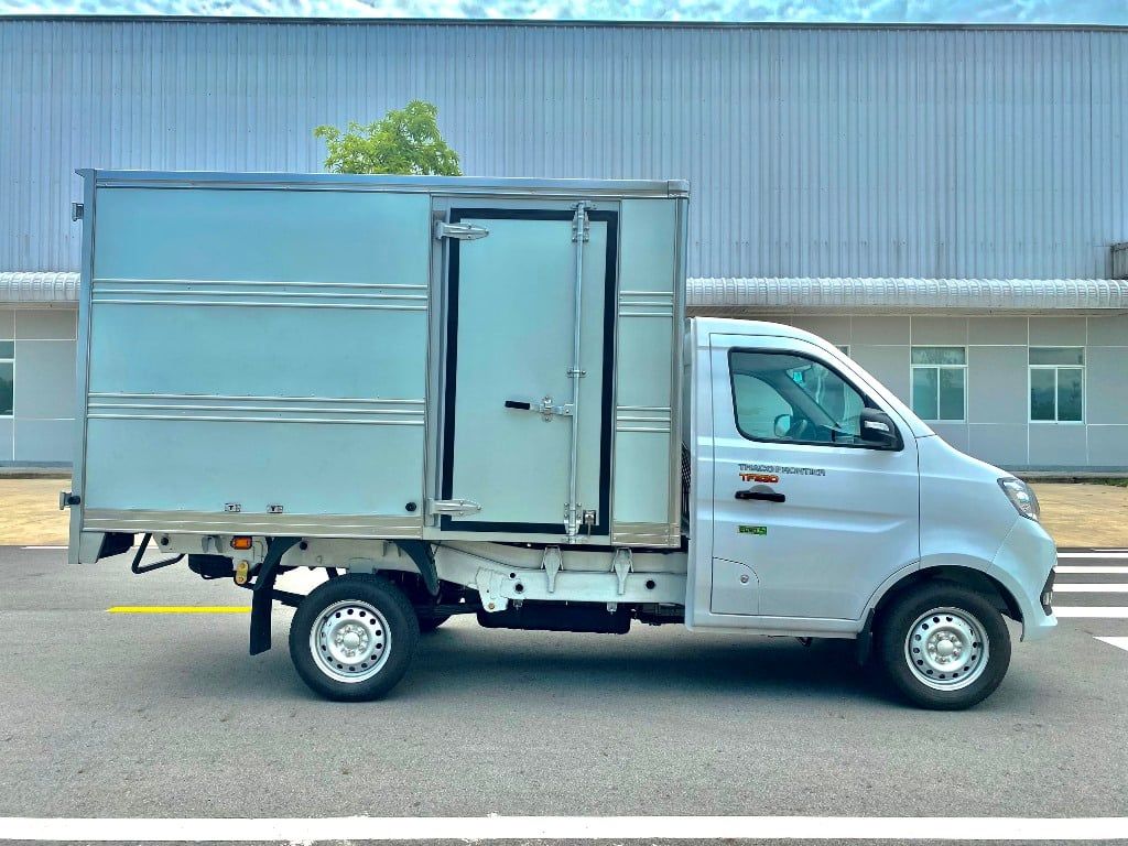 XE TẢI THACO FRONTIER TF230 THÙNG KÍN 920KG