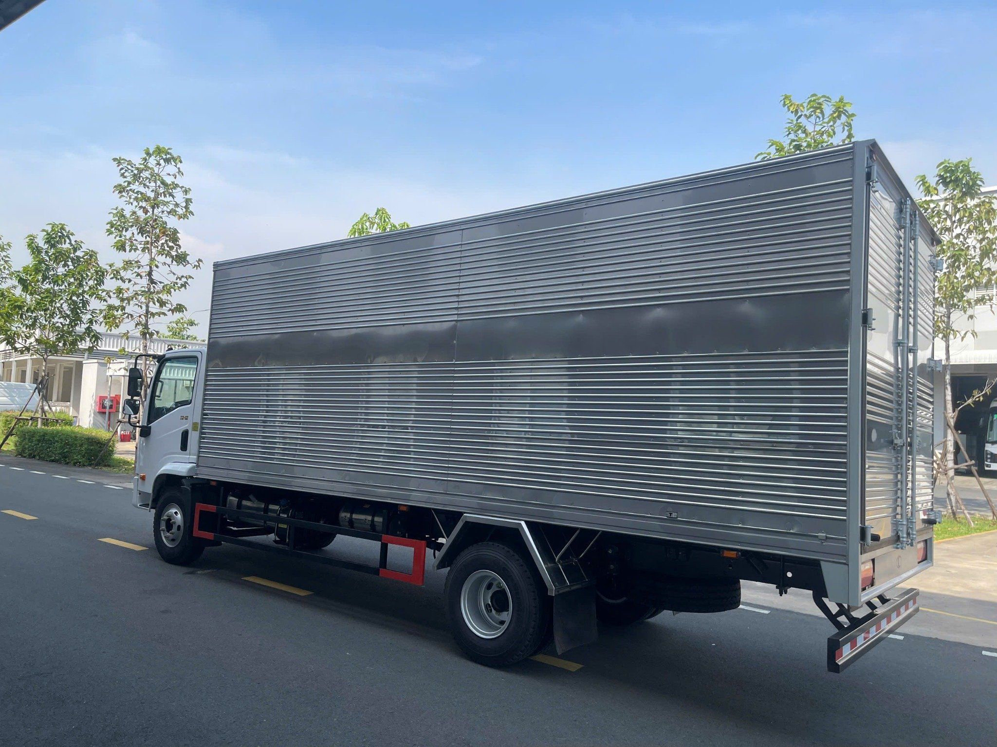 XE TẢI 7 TẤN THACO LINKER T2-12-THÙNG KÍN 6,3M