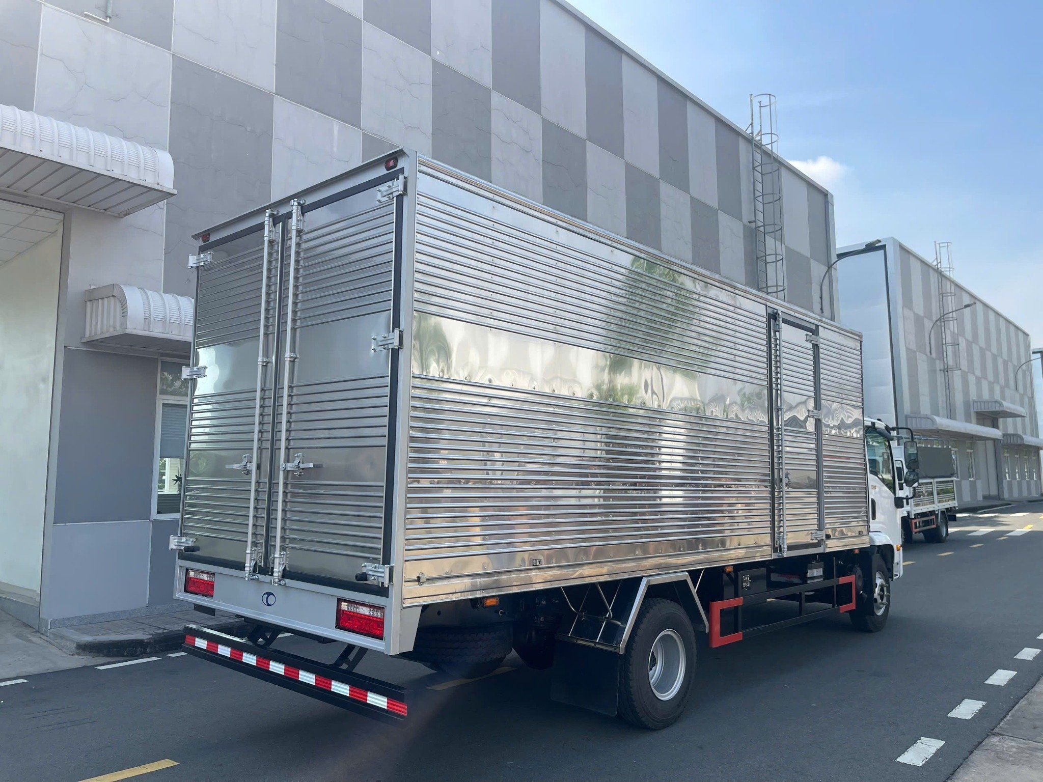 XE TẢI 7 TẤN THACO LINKER T2-13-THÙNG KÍN 6M9