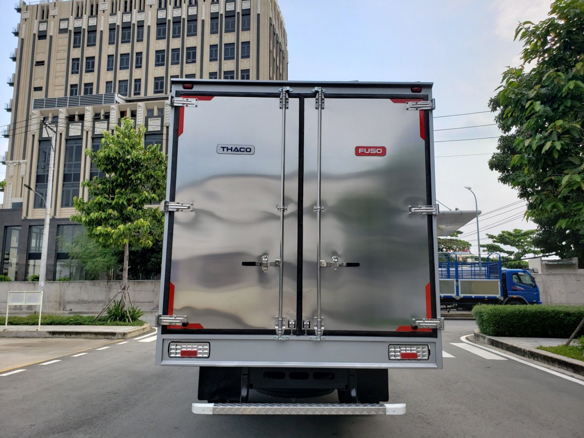 Fuso FA 140 - Thùng Kín 5.25m - 6.35 Tấn