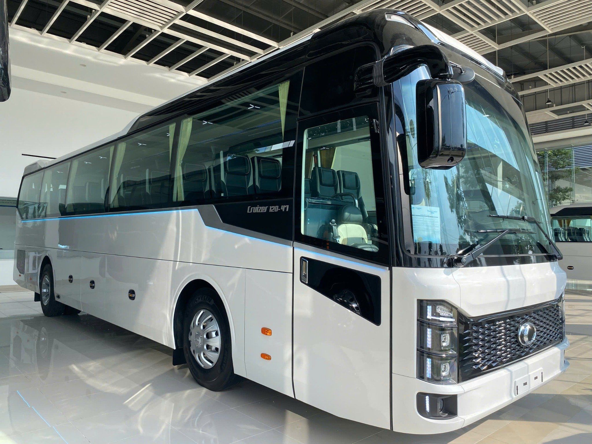 Thaco Cruiser TB120S – Xe Khách 47 Chỗ Cao Cấp, Động Cơ 430PS Chuẩn Euro 5