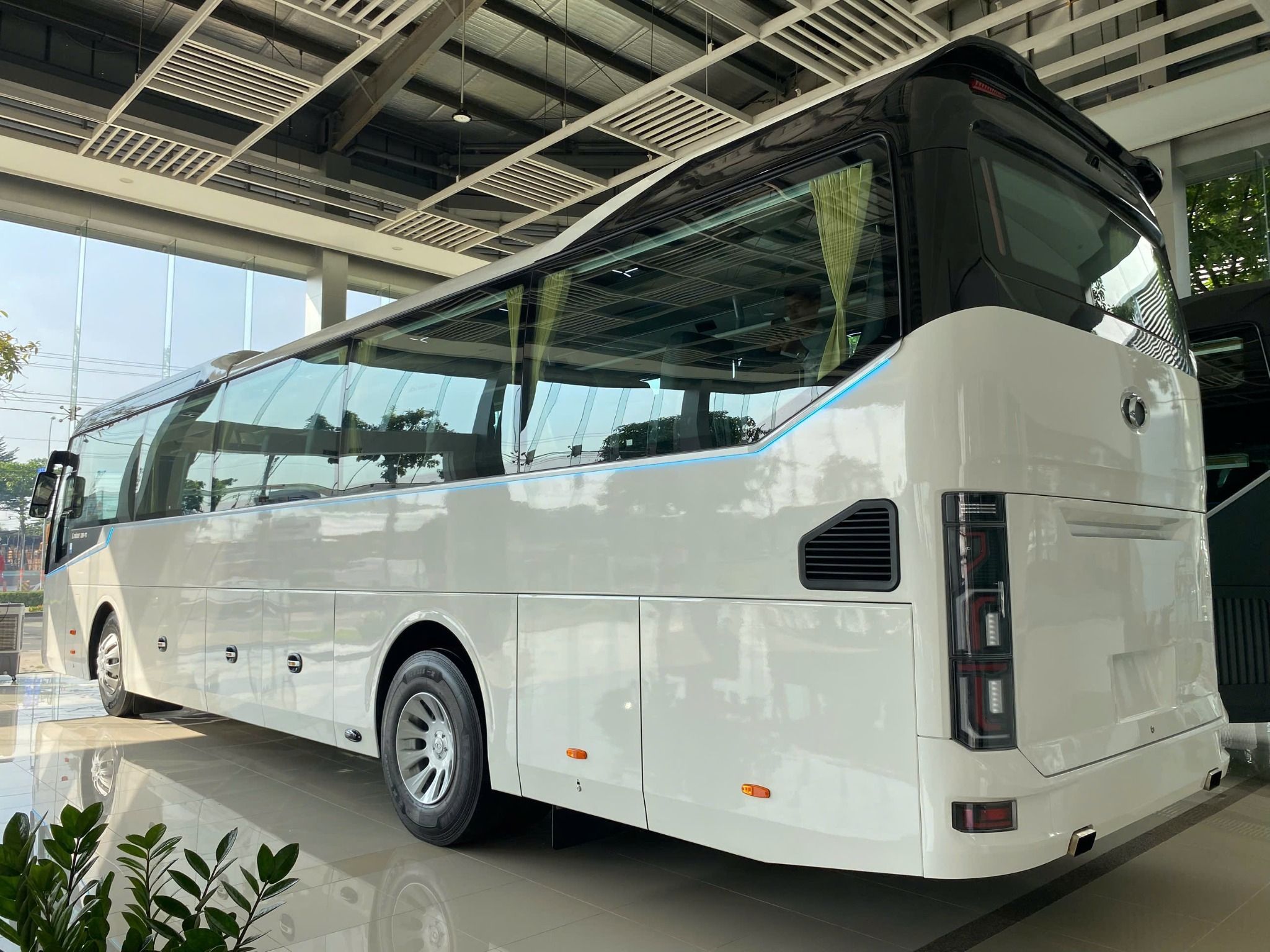 Thaco Cruiser TB120S – Xe Khách 47 Chỗ Cao Cấp, Động Cơ 430PS Chuẩn Euro 5