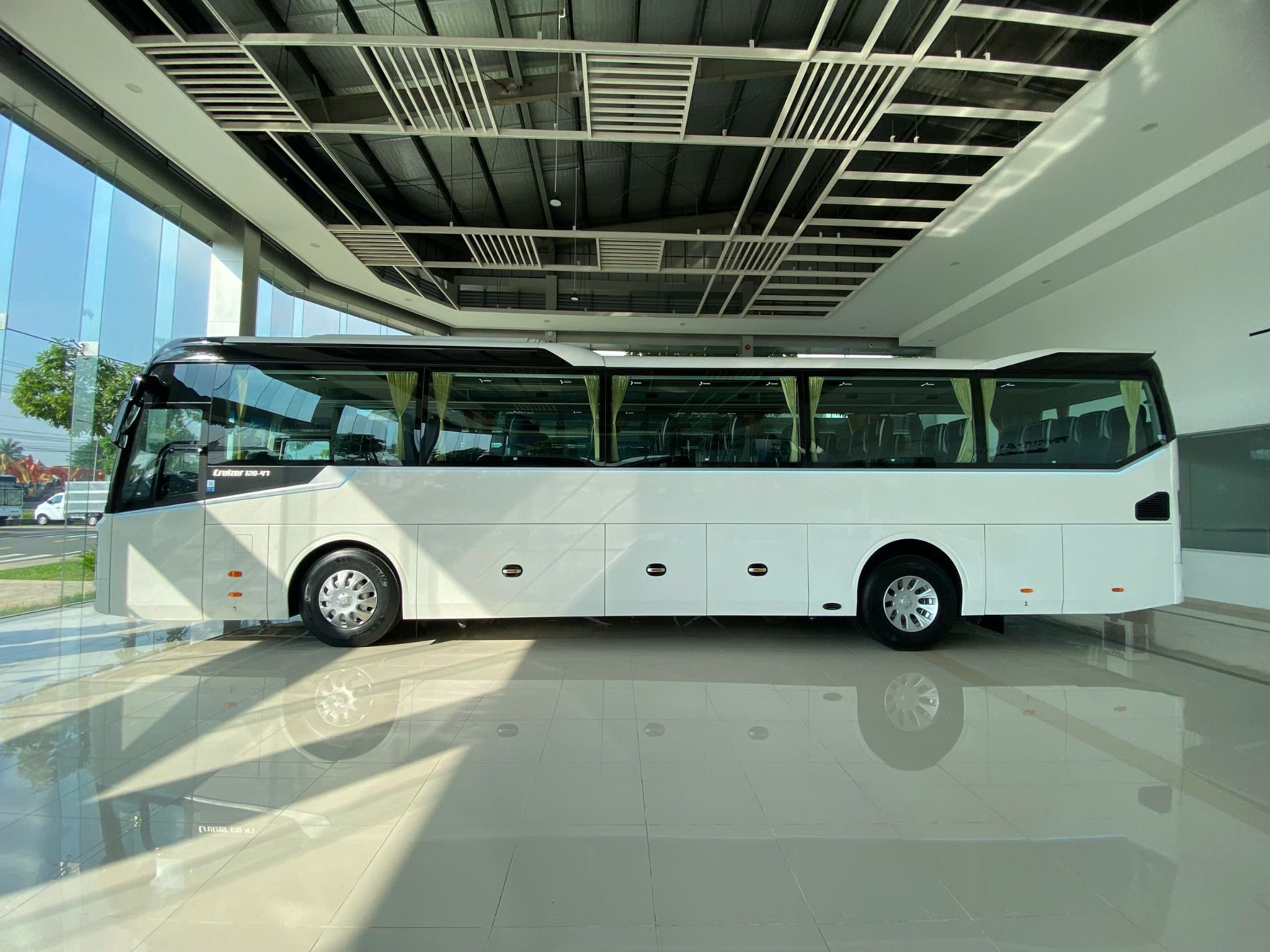 Thaco Cruiser TB120S – Xe Khách 47 Chỗ Cao Cấp, Động Cơ 430PS Chuẩn Euro 5