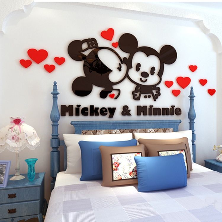 Tranh mica 3d dán tường mẫu tranh Minnie và Mickey hôn nhau trang trí phòng ngủ