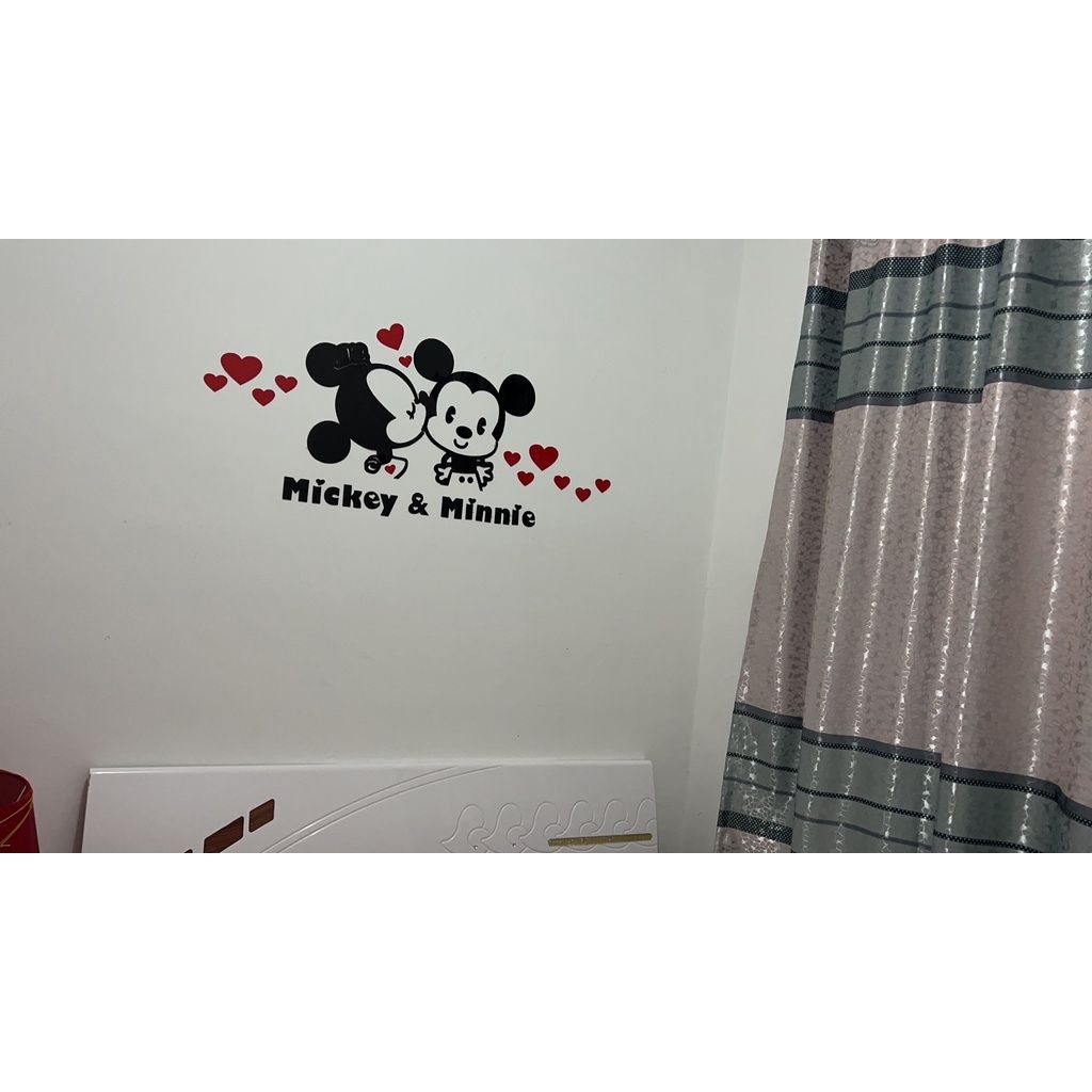 Tranh mica 3d dán tường mẫu tranh Minnie và Mickey hôn nhau trang trí phòng ngủ