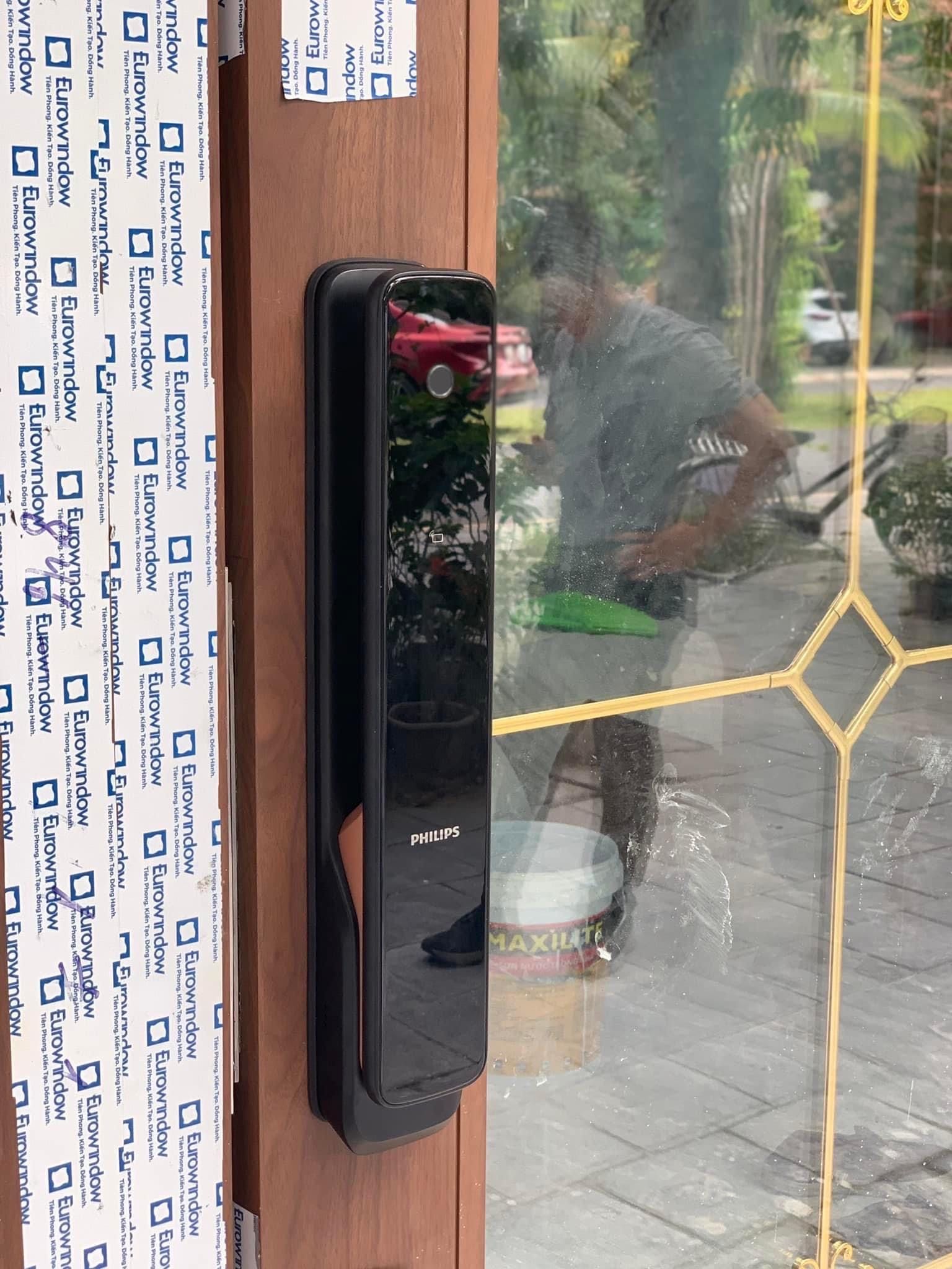Khóa cửa vân tay mở từ xa Philips 9300