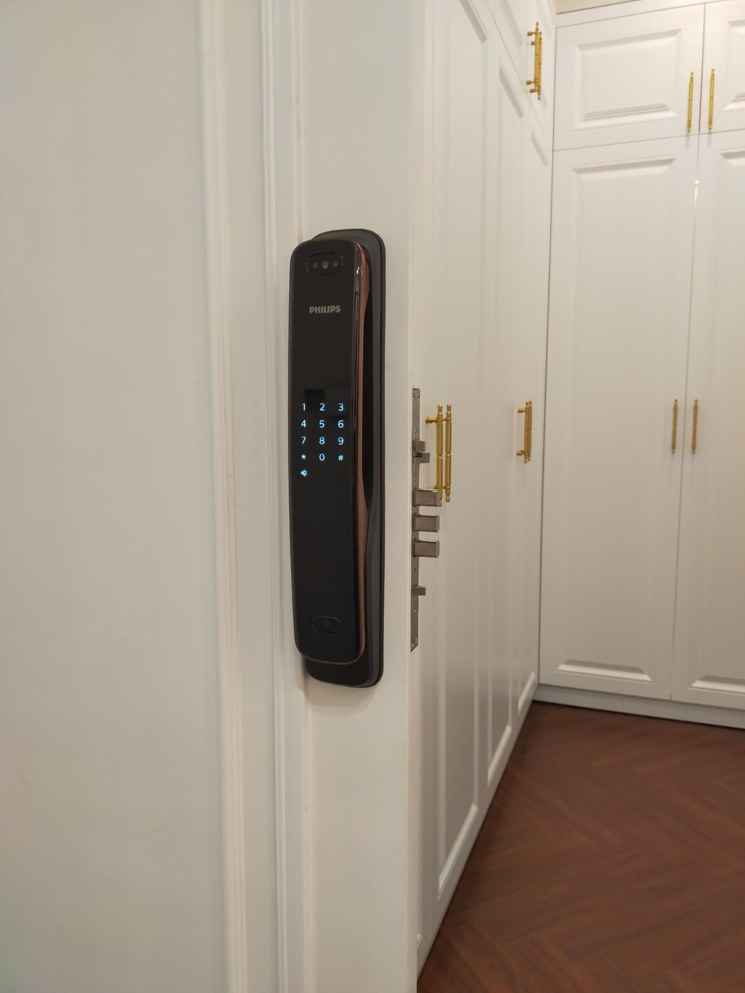 Khóa cửa nhận diện Khuôn mặt Philips DDL 702- 8HWS