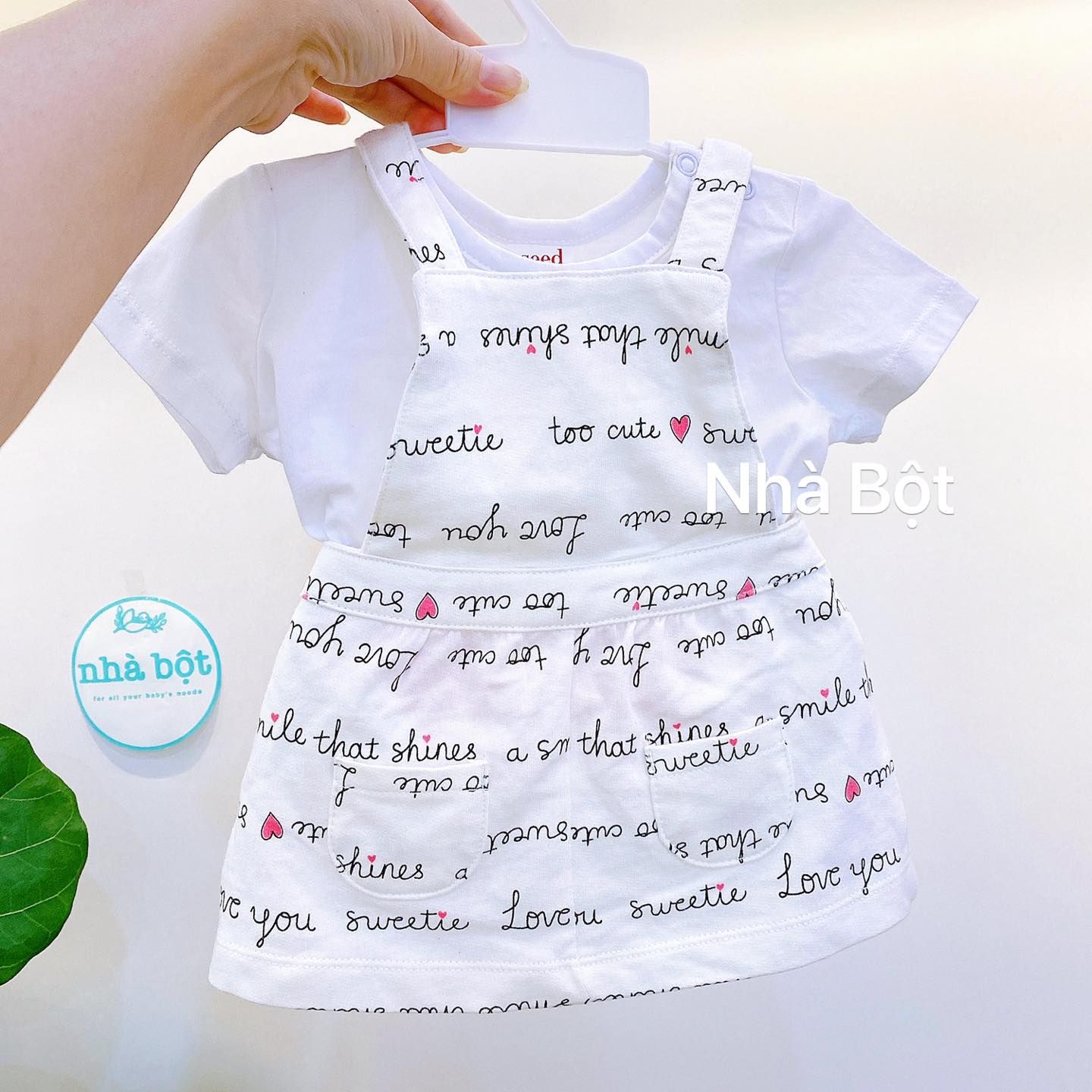 Yếm Carter màu trắng chữ